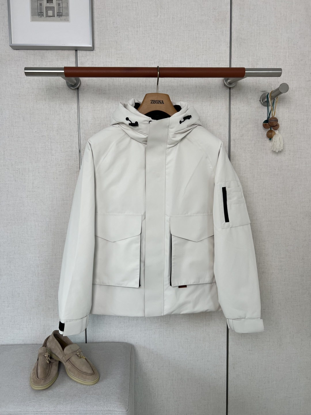 NO:957459,ZEGNA Ermenegildo Zegna Soft Shell Hooded Functional Assault Jacket #88132088 The brand's exclusive Soft Shell multi-layer composite functional fabric is selected. It is delicate and crisp with a matte advanced texture. It has waterproof, windproof and breathable three-in-one performance. The three-color fabrics have been fixed and shaped to prevent wrinkles and bulging in daily wear.  The hood is equipped with a brand-customized injection-molded ZEGNA drawstring buckle. The hat hole is double-layered with reinforced overlocking technology. The drawstring can be fully pulled and will not tear the fabric when pulled repeatedly. Three-dimensional tooling zipper pockets on both sides of the garment are custom-made with matte waterproof zippers. The zipper cloth is all fully sewn with the same fabric. The edges of the zipper are precision seamed so that they will not rub against the skin when moving and objects will not shake when placed. The entire garment is fully precision overlocked inside and out.  Every inch of stitching is even and tight, with no unnecessary floating thread ends. The shoulder seams, side seams, and cuffs are all double-threaded and reinforced. The white model has extremely high requirements for lathe work. Jumpers and variegated threads will be particularly conspicuous. The entire line uses matching stitches of the same color. The workmanship is neat and clean inside and outside. You can feel the texture of the top-quality counters when you get it!  Adjustable Velcro cuffs + loose slightly dropped shoulders and box-shaped tailoring. It abandons exaggerated logo printing and relies on neat tailoring to highlight the light luxury style. The hem is flat and hemmed and fixed with multiple layers of stitching. It is not easy to curl and deform after washing. The low-key business-functional style can be worn by all ages.  The weaving texture of the fabric is fine and tight, and the multi-layer fibers are hot-pressed and laminated without layering gaps. The entire body of the garment is strictly symmetrical and aligned. There is minimal error in the height of the left and right pockets, shoulder width, garment length, and sleeve length. Bulk cutting in the market is prone to left-right asymmetry and uneven length defects. This product is 1:1 benchmarked against the original cutting standard, and the entire garment has zero deviation in symmetry. Soft  Shell functional hooded jacket, composite waterproof fabric + precise color fixation technology + symmetrical original cutting. Triple high standards increase the difficulty of production. Fabric loss and scrap rate increase significantly. The production error rate of white model is extremely low. Minor color differences in wiring and fabric defects will directly scrap the whole piece. It is the embodiment of the hard-core quality of Ermenegildo Zegna's high-end outdoor leisure series. Customers who prefer low-key luxury and practical wear functionality can distinguish the texture gap between cheap currency and this product at a glance. Color: pure black/light khaki/off-white  Size 48/50/52/54/56,,zegna,jackets & coats,hats,19860909ZEGNA杰尼亚Soft Shell连帽机能冲锋夹克  #88132088 甄选品牌专属Soft Shell多层复合机能面料,上手细腻挺括自带哑光高级肌理,防水防风透气三合一性能,三色面料均经过固色定型处理,日常穿着不易起褶皱鼓包 连帽配置品牌定制注塑ZEGNA抽绳扣,帽孔双层加固包缝工艺,抽绳拉力耐受度拉满,反复拉扯不会撕裂衣身布料；衣身两侧立体工装拉链口袋,定制哑光防水拉链,拉链布全部同面料全包缝,拉链边缘精密锁边,活动时不会摩擦硌肤,置物不晃动. 整件衣身里外全幅精密包缝走线 每一寸线迹均匀紧实,无多余浮线头,肩缝、侧缝、袖口全部双股车线加固,白色款对车工要求极高,跳线、杂色线会格外显眼,全线采用同色系匹配缝线,里外做工工整干净,上手即可感受专柜顶配工艺质感！ 可调节魔术贴收口袖口+宽松微落肩箱型剪裁,摒弃浮夸logo印花,依靠利落剪裁凸显轻奢格调,下摆平整包边多层车线固定,水洗不易卷边变形,低调商务机能风全年龄段都能驾驭. 面料织造纹路细密紧致,多层纤维热压复合无分层空隙,整件衣身拼接裁片严格对称对齐,左右口袋高低、肩宽、衣长、袖长误差极小；市面通货批量裁剪极易出现左右不对称、长短不一瑕疵,本品1:1对标原版裁版标准,整件衣服对称度零偏差 Soft Shell机能连帽夹克,复合防水面料+精准固色工艺+对称原版裁片三重高标准提升制作难度,面料损耗、报废率大幅上涨,白色款生产容错率极低,细微走线色差、面料瑕疵整件直接报废,是杰尼亚高端户外休闲系列硬核品质体现,偏爱低调轻奢、兼顾实穿功能性的客户,一眼就能区分开廉价通货与本品的质感差距 颜色 纯黑色/浅卡其/米白色 尺码 48/50/52/54/56,,zegna,jackets & coats,hats,,Men's clothing