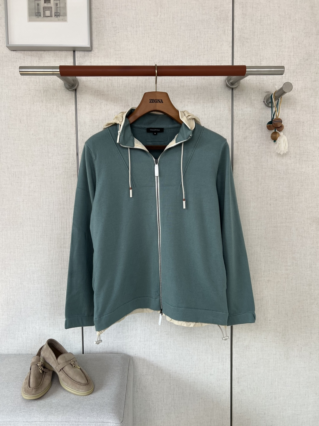 NO:957466,ZEGNA pure cotton knitted hooded casual jacket #8872088 is made of high-density pure cotton knitted fabric produced in Portugal. It feels soft and delicate to the touch. The cloth surface presents a low-key, soft matte texture. The fabric is pre-shrunk in advance and has a high-standard color-fixing process. The fabric texture is smooth and tight, without the loose and thin cheap look.  The hood is equipped with a suede-like drawstring, and the custom-embossed ZEGNA logo accessories are divided into two types: cylindrical drawstrings and spring buckles, and the components are polished finely and without burrs; the drawstring openings are used for fabric reinforcement, and the opening position is not easy to crack and break after being pulled multiple times; the hem is equipped with the same adjustable drawstring, which can be tightened freely to optimize the windproof effect; the main zipper is made of smooth and durable metal zippers, and the inside of the zipper is wrapped with the same fabric to avoid friction and irritation to the skin from hard hardware.  The entire inner body of the garment is made of precision overlock stitching, with even and tight stitching. All exposed floating thread ends are cleaned and trimmed, and the fabric splices are double-threaded and reinforced. The stitching of knitted fabrics has strict requirements on the precision of the workmanship. The stitch length is disordered and jumper defects will be visually exposed on the fabric surface. The stitching and color matching of the inner and outer stitches of the finished product are uniform and neat. You can personally feel the workmanship level of the benchmarking counter after taking apart the inner lining!  Slightly loose and neat hooded tailoring, abandoning exaggerated logo decoration, relying on pattern tailoring to create a light and luxurious texture; the hem is neatly trimmed and shaped to prevent curling and pattern collapse after washing, and the smooth line optimizes the upper body posture; deep navy blue is suitable for business commuting scenes, and foggy lake blue is mature and versatile regardless of age and scene limitations.  The garment cutting pieces are strictly aligned with the original pattern. The front and rear garment panels, sleeve panels on both sides, and pocket panels are all aligned and calibrated. The length of the left and right sleeves, pocket points, and splicing gap errors are strictly controlled within a very small range. In batches of ordinary garments, there are common problems such as misaligned pieces and asymmetrical left and right patterns. This model strictly controls the cutting accuracy, and the symmetry of the entire garment is almost zero deviation.  The solid-color pure cotton knitted jacket requires three processes of fabric pre-shrinking and color-fixing, multi-part hardware accessories customization, and cutting symmetry calibration to raise the production threshold. Fabric defective parts are directly scrapped. Knitted fabrics have a low seam fault tolerance rate. Garments with defective stitching are directly screened out and scrapped. The hard quality of counter-level high-end garments is reproduced. Consumers who prefer simple and light luxury men's clothing and value the details of fabric workmanship can easily distinguish the texture difference between this product and cheap jackets. Color  Navy/green size 48/50/52/54/56,,zegna,jackets & coats,jackets & coats,chamois leather,hats,19860909ZEGNA杰尼亚纯棉针织连帽休闲夹克  #8872088 甄选葡萄牙产高密纯棉针织面料,上手触感软糯细腻,布面呈现低调柔和哑光肌理,面料提前做预缩、高标准固色工序,面料肌理平整紧实,没有松散单薄的廉价观感 帽兜搭配麂皮质感抽绳,定制压印ZEGNA标识配件分为圆柱束头、弹簧卡扣两类,构件打磨细腻无毛刺；抽绳开孔做布料加固补强,多次拉扯开孔位置不易开裂破损；下摆加装同款可调抽绳,自由收紧优化防风效果；主拉链选用顺滑耐用金属拉链,拉链内侧做同面料贴布包边处理,规避硬质五金摩擦刺激皮肤. 衣身内里全线采用精密锁边包缝走线,针距排布均匀紧致,外露浮线头全数清理修剪,面料拼接处双线车缝加固；针织面料走线对车工精度有硬性要求,针距错乱、跳线瑕疵会在布面直观暴露,成品里外缝线配色统一工整,拆开内里便可切身感知对标专柜的做工水准！ 微宽松利落连帽剪裁,舍弃浮夸logo装饰,依托版型剪裁塑造轻奢质感；衣摆做规整收边车线定型,洗护之后不易出现卷边、版型垮塌问题,流畅衣线优化上身体态；深藏青适配商务通勤场景,雾感湖蓝,成熟百搭不受年龄、场景局限. 成衣裁片严格对标原版版型,前后衣片、两侧袖片、口袋裁片全部对齐校准,左右袖子长短、口袋点位、拼接缝隙误差被严控在极小区间；批量普通成衣常会出现裁片错位、左右版型不对称的通病,本款严控裁版精度,整件成衣裁片对称度近乎零偏差 纯色纯棉针织外套,面料预缩固色处理、多部位五金辅料定制、裁片对称校准三道工序抬高生产门槛,面料瑕疵件直接做报废处理,针织面料缝线容错率偏低,走线瑕疵的成衣直接筛除报废,复刻专柜级高端成衣硬性品质,偏爱简约轻奢男装、看重面料做工细节的消费者,能轻松分辨出本品和平价外套的质感差距 颜色 藏青色/绿色 尺码 48/50/52/54/56,,zegna,jackets & coats,jackets & coats,chamois leather,hats,,Men's clothing