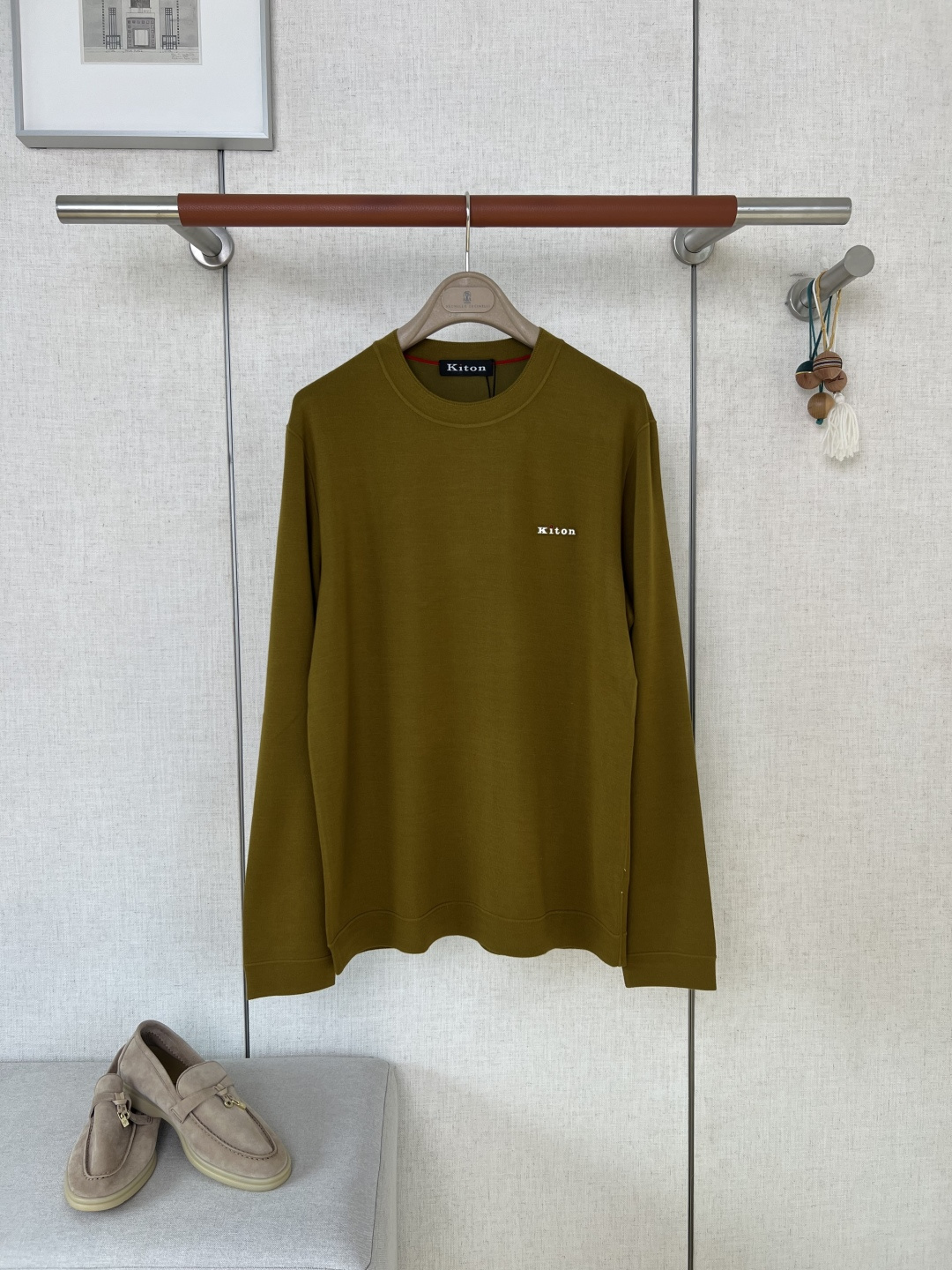 NO:957484,KITON multicolor cashmere blend crew neck T-shirt #8838088  Following the brand's high-end cashmere blended fabric ratio, the main material of viscose + lyocell lays a smooth and breathable base, supplemented by polyester fiber and acetate fiber to optimize the drape matte texture of the fabric, spandex to strengthen the rebound and anti-deformation ability, and a small amount of cashmere to give a delicate, soft and waxy touch and mild temperature locking performance; the eight color systems are implemented with high-end color fixation technology, which is breathable and not sweaty when worn in midsummer, and has good warmth retention when layered in different seasons.  The inner side of the round neckline is embellished with the brand's iconic red thin strips in contrasting colors, and the rib area is double-layered and reinforced. The yarn has excellent resilience and will not suffer from loose collars, everted collars, or collapsed collars after repeated wear and washing. The left chest is equipped with a three-dimensional silicone brand logo. The outline of the white font printing is neat and regular. The red dots in the middle of the letters are eye-catching and coordinated. The silicone adhesion is firm. There will be no peeling, degumming, or fading after long-term rubbing and washing.  The whole body of the garment is made with precision overlocking technology. The stitching arrangement of the whole piece is uniform and the threads are tight and reliable. The side seams and hem splicing positions of the body are double-thread reinforced. The color-separated garments are all adapted to the same color sewing thread to avoid workmanship defects such as different-color jumpers, skewed threads, messy exposed threads, etc. You can intuitively feel the fine workmanship level of luxury brand counters by touching the inside of the fabric.  The classic shoulder-fitting round-neck style, the tailoring can gently modify the lines of the shoulders and back, weakening the bloated feeling of the upper body. The style is suitable for a wide range of scenarios, suitable for daily casual wear and light business trips. The inner layer can be paired with suits and casual jackets to create mature and high-end outfits. The 8 colors are both calm and low-key business colors and retro colors with a great atmosphere, suitable for the dressing preferences of men of different ages.  The fabric yarns are densely and evenly woven, and there are no fabric defects such as local sparse yarns or thickness differences. The cutting of the garments is strictly based on the original model. The errors in the width of the left and right body, the length of the sleeves, and the brand mark sewing points are strictly controlled within a very small range. This avoids the problems of pattern skew and printing point offset that are easy to occur in mass production, and the symmetry of the entire garment is excellent.  This T-shirt raises the production quality control threshold in multiple aspects such as cashmere raw material selection, color separation and color fixation of multi-color fabrics, and precise chest mark positioning. Garments with excessive fabric color differences, unqualified lathe alignment, and misaligned logos are directly scrapped, and the cost of raw material loss increases significantly. The high-quality materials and strict quality control create a clear texture gap with ordinary affordable short-sleeves on the market. Men who pursue low-key luxury wear textures and value the upper body comfort of fabrics can clearly perceive the differences in product levels. Color  Black/navy blue/dark brown/dark green/dark purple/burgundy/caramel brown/mustard yellow Size 48/50/52/54/56,,jackets & coats,T-shirt,tees,t-shirt,business suit,19860909KITON奇顿多色山羊绒混纺圆领T恤  #8838088 沿用品牌高端山羊绒混纺面料配比,粘纤+莱赛尔主料奠定顺滑透气基底,辅以聚酯纤维、醋酸纤维优化面料垂坠哑光质感,氨纶强化回弹抗变形能力,少量山羊绒赋能细腻柔糯触感与温和锁温性能；八款色系统一执行高阶固色工艺,盛夏穿搭透气不闷汗、换季叠穿保有不错保暖力 圆领领口内侧点缀品牌标志性红色细条撞色,罗纹部位做双层包边加固处理,纱线回弹性能优异,反复穿戴、多次洗护不会出现领口松垮外翻、卷边塌领问题；左胸配置立体硅胶品牌标识,白色字体印刷轮廓利落规整,字母中间红色圆点配色醒目协调,硅胶附着力牢靠,长期揉搓洗涤不会出现起皮、脱胶、掉色故障. 衣身全线采用精密包缝工艺做工,全件针脚排布疏密统一、走线紧实牢靠,衣身侧缝、下摆拼接位置做双线补强；分色成衣全部适配同色系缝纫线,规避异色跳线、走线歪斜、线头杂乱外露等做工瑕疵,触摸面料内里可以直观感受到奢牌专柜级的精细做工水准 经典正肩合身圆领版型,剪裁能够柔和修饰肩背线条,弱化上身臃肿感,版型适配场景覆盖面广单穿适配日常休闲、轻商务出行,内搭可搭配西装、休闲夹克打造成熟高阶穿搭；8种配色兼顾沉稳低调的商务色系、氛围感出彩的复古色系,适配不同年龄层男士的穿搭偏好. 面料纱线编织致密均匀,不存在局部纱线稀疏、厚薄落差的面料瑕疵；成衣裁切严格对标原版样板,左右衣身宽度、袖管长短、品牌标缝制点位的误差被严控在极小区间,规避通货量产易出现的版型歪斜、印花点位偏移问题,整件成衣裁片对称度表现优异 该款T恤在羊绒原料筛选、多色系面料分色固色、胸标点位精准对位多个环节拉高生产质控门槛,面料色差超标、车工走线不合格、标识对位偏差的成衣直接报废处理,原料损耗成本明显上升；优质的用料与严苛品控,和市面普通平价短袖拉开明显质感差距,追求低调轻奢穿搭质感、看重面料上身舒适度的男士,可清晰感知产品层级差别 颜色 黑色/藏青色/深棕色/墨绿/深紫/酒红/焦糖棕/芥末黄 尺码 48/50/52/54/56,,jackets & coats,T-shirt,tees，t-shirt,business suit,,Men's clothing