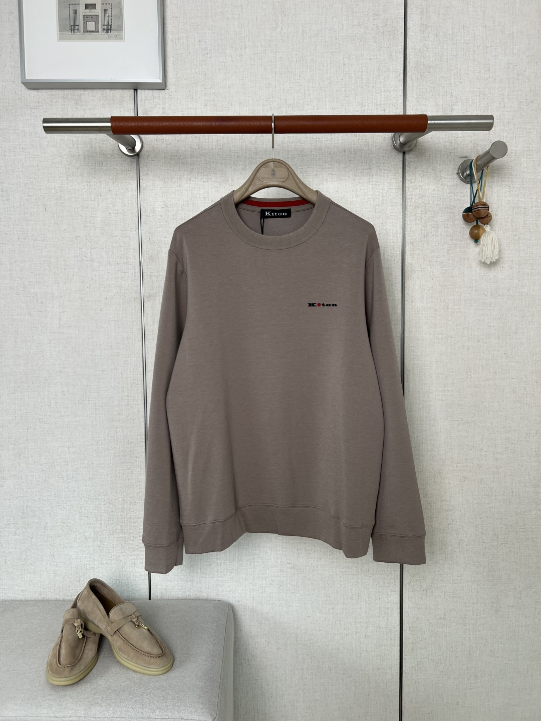 NO:957491,KITON multicolor cashmere blend crew neck T-shirt #8840088  Selected brand of high-end customized blended fabrics, the formula is 66.7 viscose + lyocell, 16.5 polyester, 7.9 spandex, 6.6 acetate, 2.3 cashmere. The fabric is soft, waxy and skin-friendly, and contains cashmere.  To enhance the fabric's softness and temperature-locking performance, lyocell gives the fabric excellent drape and breathability properties, and spandex ensures the fabric's high elasticity and is not prone to loosening and deformation; multi-color fabrics are treated with high-standard color fixation to prevent color fading after long-term wear and washing.  The round neck is decorated with contrasting red stripes on the inside, and the collar ribs are made of high-rebound blended yarn, with double-layer hemming and reinforced seaming technology. It is not easy to cause the collar to become loose and valgus or curl after repeated wear and washing. The left chest is customized with a three-dimensional offset printed brand logo, and the letter embossed texture is three-dimensional and clear. The red flower-shaped decorative points are neatly placed, and the glue has strong adhesion. It will not peel off after being rubbed and washed multiple times.  The whole body is made of precision overlock stitching on the inside. The stitch spacing is even and tight everywhere, with no messy exposed floating threads. The side seams and hem seams are double-thread reinforced and reinforced; the multi-color fabrics are uniformly matched with the same color for the stitching, eliminating defects such as jumpers of different colors and skewed stitching. You can intuitively feel the quality of luxury brand counter-level workmanship by reaching out and touching the inside.  The classic basic right-shoulder round-neck style, without redundant fancy design, relies on fabric texture and exquisite details to interpret high-end light luxury tones. The well-fitting tailoring can modify the shoulder line and weaken the fat on the upper body. It is suitable for single wear and suit/knitted sweater inner wear. The 6 color matching styles cover a variety of matching needs for calm commuting and casual daily life, and are not limited to age and wearing scenarios.  A closer look shows that the yarns of the fabric are tightly interwoven and smooth, and there are no problems with sparse yarns or uneven local thickness; the garment pieces are cut strictly according to the original sample, and the left and right body width, sleeve length, and chest label pasting position errors are controlled to a very small range, avoiding the common problems of pattern skew and point deviation caused by mass cutting of currency, and the entire piece is symmetrically aligned with zero obvious deviation.  This blended T-shirt raises the production threshold in multiple aspects such as cashmere raw material procurement, color separation and color fixation of multi-color fabrics, and precise positioning of logo points. Garments with fabric color differences, lathe routing, and printing points that do not meet the standards are directly scrapped. Fabric loss increases significantly. The hard-core materials and workmanship widen the texture gap with ordinary basic T-shirts. Customers who prefer low-key luxury men's clothing and pursue high-end wearing comfort can easily perceive the difference in fabric touch and garment workmanship. Color  Black/navy blue/dark brown/caramel brown/olive green/light khaki Size 48/50/52/54/56,,tees,t-shirt,business suit,19860909KITON奇顿多色山羊绒混纺圆领T恤  #8840088 甄选品牌高端定制混纺面料,配方为66.7粘纤+莱赛尔、16.5聚酯纤维、7.9氨纶、6.6醋酸纤维、2.3山羊绒,面料上手软糯亲肤,山羊绒成分加持提升面料柔润度与锁温表现,莱赛尔赋予面料优秀垂坠透气属性,氨纶保障面料高弹力不易松垮变形；多色面料均做高标准固色处理,久穿水洗不易掉色串色 圆领领口内里做红条撞色点缀,领口罗纹采用高回弹混纺纱线,双层包边加固锁边工艺,反复穿戴洗涤不易出现领口松垮外翻、卷边问题；左胸定制立体胶印品牌标识,字母压印肌理立体清晰,红色花形装饰点位工整,胶料附着力强,多次揉搓洗涤不会起皮开裂脱落. 整件衣身内里做全幅精密包缝走线,各处针脚间距均匀紧实,无杂乱外露浮线头,侧缝、下摆接缝位置双线补强加固；多色面料对缝线配色统一做同色系匹配,杜绝异色跳线、针脚歪斜瑕疵,伸手触摸内里即可直观感受到奢牌专柜级做工质感 经典基础正肩圆领版型,无冗余花哨设计,靠面料质感与精致细节诠释高阶轻奢调性,合身剪裁可修饰肩线、弱化上身赘肉,适配单穿、西装/针织衫内搭两类穿搭方式；6款配色风格覆盖沉稳通勤、休闲日常多种搭配需求,不局限年龄与穿搭场景. 细看面料纱线交织细密平整,不存在纱线稀疏、局部厚薄不均问题；成衣裁片严格对标原版样板裁切,左右衣身宽度、袖长长短、胸标粘贴位置误差控制在极小范围,规避通货批量裁剪产生的版型歪斜、点位偏移通病,全件裁片对称对齐零明显偏差 这款混纺T恤在山羊绒原料采购、多色系面料分色固色、标识点位精准对位多个环节拉高生产门槛,面料色差、车工走线、印花点位不达标的成衣直接做报废处理,面料损耗显著上涨,硬核用料做工拉开和普通基础T恤的质感差距,偏爱低调轻奢男装、追求高阶穿着体感的顾客,能轻松感知面料触感与成衣做工上的层级差别 颜色 黑色/藏青色/深棕色/焦糖棕/橄榄绿/浅卡其色 尺码 48/50/52/54/56,,tees，t-shirt,business suit,,Men's clothing