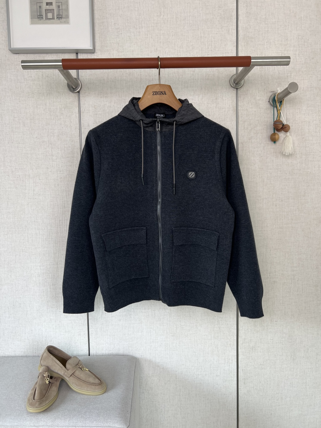 NO:957505,ZEGNA Zegna wool blend hooded knitted jacket #8850088  Selected 50% wool custom blended knitted fabric, which is soft and fluffy with a delicate matte velvet feel. The wool component gives excellent temperature locking and breathability. It is matched with acrylic and polyester fibers to enhance the anti-pilling and wrinkle resistance. Spandex is injected with stretch elasticity, which is not easy to leave wrinkles when sitting and bending. The color fastness of the fabric is controlled by high standards. The black and gray colors are not easy to whiten and fade after repeated washing.  The hood is equipped with a metal end-adjustable drawstring, and the rope hole is sewn with double-layer fabric reinforcement to prevent cracking and breakage due to repeated pulling; the leather bottom on the side of the body is hemmed with a metal brand logo, and the genuine leather base is hand-made with dense stitching and metal  The surface is treated with anti-scratch plating to prevent scratches from being bumped. The main zipper is equipped with the brand's exclusive custom hardware puller, and the chain teeth bite precisely and smoothly. The zipper edge is overlocked with the same fabric, so it will not scratch the skin during wearing.  The splicing parts of the entire body of the garment are fully precision double-thread seam stitching, and the stitches are uniform and regular, and excess floating threads are cleaned inside and outside. Points such as pocket openings, armholes, and hems where knitted fabrics are susceptible to force cracking are reinforced with additional needles. Dark knitted fabrics are prone to jumpers and miscellaneous threads. The ready-made garments have gone through multiple rounds of manual inspection to screen out defective goods.  Hooded three-dimensional tailoring + slightly loose fit, abandoning complicated and fancy decorations, and relying on neat silhouettes to interpret the Italian low-key and luxurious texture; the front double three-dimensional patch pockets are shaped with multi-layer stitching to prevent daily storage pockets from deforming and collapsing. The cuffs and hem ribs have moderate elasticity and are not prone to looseness and valgus after long-term wear. The version can gently modify the waist and abdomen lines, and can be adapted to various scenarios of business commuting and daily leisure. The style is calm and durable regardless of age groups.  The original sample cutting pieces are calibrated piece by piece, and the left and right sleeve lengths, pocket points, and cap size are aligned with high precision. The left and right symmetry errors of the garments are strictly controlled within a very small range. Bulk cutting of the market currency is prone to point deviation and asymmetrical patterns on both sides. This product reproduces the original cutting standard, and there is zero deviation in the alignment of the garment pieces.  The three processes of blended fabrics containing natural wool, including fabric screening, knitting and weaving, and symmetrical revision of ready-made garments, raise the production threshold. Knitted fabric jumpers and fabric lint defects will be scrapped directly, and the fabric production loss is significantly increased. It completely replicates the hard-core quality of high-end knitted jackets at the counter. Consumers who prefer Italian simple texture wear and want a jacket that combines warmth and light luxury can clearly feel the texture difference. Color Classic pure black/Floral high-grade gray Size  48/50/52/54/56,,zegna,jackets & coats,jackets & coats,hats,19860909ZEGNA杰尼亚羊毛混纺连帽针织夹克  #8850088 甄选50羊毛定制混纺针织面料,上手软糯蓬松自带细腻哑光绒感,羊毛组分赋予优秀锁温透气力,搭配腈纶、聚酯纤维补强抗起球抗皱性能,氨纶注入舒展弹力,久坐弯折不易留褶、面料色牢度经过高标准管控,黑、灰两色反复洗护不易泛白掉色 连帽配备金属端头调节抽绳,绳孔位置做布料双层补强缝制,多次拉扯不易开裂破损；衣身侧边皮底包边金属品牌徽标,真皮基底手工圈边缝线密实,金属表层做抗刮电镀处理,磕碰不易留存划痕；主拉链搭载品牌专属定制五金拉头,链齿咬合精密顺滑,拉链布边做同面料包缝锁边,穿戴过程不会剐蹭肌肤. 整件衣身拼接部位全幅精密双线锁边走线各处线迹疏密统一规整,里外清理干净多余浮线头,口袋开口、袖笼、下摆这些针织面料易受力开裂的点位额外加针加固；深色针织面料极易浮现跳线、杂色线头,成衣经过多轮人工查验筛除瑕疵货品,走线观感整洁利落,上手触碰内里便能感知对标专柜的精致做工！ 连帽立体定型剪裁+微宽松合身衣型,摒弃繁杂花哨装饰,依托利落版型诠释意式低调轻奢质感；前置双立体贴袋多层缝线定型,日常放物袋口不易变形垮塌,袖口、下摆罗纹弹力适中,久穿不易松垮外翻,版型能够柔和修饰腰腹线条,商务通勤、日常休闲各类穿搭场景都能适配,风格沉稳耐看不挑年龄段. 逐件校准原版样板裁切裁片,左右袖长、口袋点位、帽片尺寸做到高精度对齐,成衣左右对称误差被严控在极小范围；市面通货批量裁切极易出现点位偏移、两侧版型不对称的问题,本品复刻原版裁版标准,衣身裁片对齐度零偏差 含天然羊毛的混纺面料面料筛选、针织织造、成衣对称修版三道工序拉高生产门槛,针织面料跳线、面料毛絮瑕疵都会直接整件报废,面料生产损耗显著提升,完整复刻专柜高端针织外套的硬核品质,偏爱意式简约质感穿搭、想要一件兼顾保暖与轻奢调性外套的消费者,可以明显的感受质感差距 颜色 经典纯黑/花纱高级灰 尺码 48/50/52/54/56,,zegna,jackets & coats,jackets & coats,hats,,Men's clothing