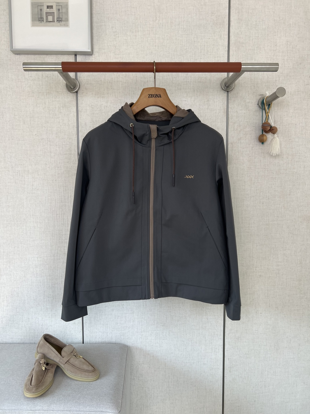 NO:957511,ZEGNA Zegna Hooded Casual Windproof Jacket #8866088 The main body is made of high-density functional woven fabric, and the surface is treated with hydrophobic and water-repellent treatment. The fabric has good anti-wrinkle and rebound properties, and it is not easy to retain wrinkles after sitting and bending for a long time during daily travel; the fabric surface feels smooth and not stiff, and does not produce a cheap plastic feel. The color fastness of the fabric is strictly controlled. The black and high-end gray colors are not easy to whiten and fade after long-term wear, making it suitable for daily wear scenarios in many seasons.  The detailed configuration of accessories is exquisite. There is exquisite golden brand embroidery on the chest. The stitches are densely arranged and the embroidery thread is bright in color. It is not easy to get off-line or fade after long-term washing and care. The hood is equipped with a leather-edged metal drawstring head, which can be freely tightened to keep the hood comfortable.  The outdoor scene can block the intrusion of cold wind; the main zipper adopts a contrasting color edging design, which is smooth and durable in opening and closing; the brand's exclusive webbing is added to the pocket for embellishment. The webbing is tightly woven and not easy to fluff and crack, and it is low-key and enhances the light and luxurious texture of the item.  The workmanship of ready-made garments is strictly controlled. The seams of the body, pocket edges, and hat brim are all double-threaded and reinforced to avoid the hidden danger of seams collapsing under stress; all exposed thread ends are thoroughly cleaned, and the internal and external threads are routed straight and evenly; the hooded part is reinforced with shaping lining, so that the hat is stiff and firm when worn, and will not collapse or sag, all in line with counter-level garment workmanship standards.  The style is a neat, slightly loose and short cut, with a slightly curved hem, which can modify the crotch line and optimize the body proportions; it has strong wear compatibility, two classic colors that can be matched with each other, the gray tone is calm and restrained, and the black is versatile and stain-resistant, suitable for most daily wardrobe items for men.  The cutting pieces are cut and calibrated with high precision according to the original template, and the symmetry errors of the left and right body, sleeves, and hood are controlled to a very small range, avoiding the problems of pattern skew and point deviation that are easy to occur in ordinary ready-to-wear garments; defects are screened before fabric production, and goods with skipped threads, damaged fabrics, and misplaced embroidery are uniformly screened and reported.  waste; the cutting process of functional fabrics is cumbersome, and the production loss is high. The fabric texture and workmanship level of ready-made clothes in the counter are completely reproduced; those who prefer Italian simple and light luxury wear and need a windproof single product that can be used for commuting and light outdoor, can intuitively feel the difference in texture between this product and ordinary affordable jackets  Color Classic Black/Premium Matt Gray Size 48/50/52/54/56,,zegna,jackets & coats,jackets & coats,hats,19860909ZEGNA杰尼亚连帽休闲防风夹克  #8866088 主体选用高密机能梭织面料,表层做疏水防泼水处理,面料自带不错的抗皱回弹属性,日常出行久坐弯折后不易留存褶皱；布面触感顺滑不生硬,不会产生廉价塑料感,面料色牢度经过严控,黑色、高级灰两款配色久穿不易泛白掉色,适配多季节日常穿搭场景 细节辅料配置考究胸口布设精致金色品牌刺绣,针脚排布密实规整,绣线色泽鲜亮,长期洗护不易脱线、掉色；连帽配备皮质包边金属抽绳头,可自由收紧帽口,户外场景能阻挡冷风灌入；主拉链采用撞色包边设计,开合推拉顺畅耐用；口袋位置加装品牌专属织带做点缀,织带编织紧实不易起毛开裂,低调提升单品轻奢质感. 成衣做工把控严苛,衣身拼接处、口袋边缘、帽沿接缝全部做双线锁边补强,规避受力位置缝线崩开的隐患；所有外露线头做全面清理,内外走线平直匀称；连帽部位做定型衬料加持,帽子佩戴时版型挺括,不会软塌耷拉,全方位对齐专柜级成衣做工标准 版型为利落微宽松短款剪裁,下摆做微弧形收尾,能够修饰胯部线条、优化身材比例；穿搭兼容性很强,双款经典配色百搭不出错,灰色调性沉稳内敛,黑色百搭耐脏,适配男士多数日常衣橱单品. 裁片依照原版样板高精度裁切校准,左右衣身、袖子、帽片对称误差控制在极小范围,规避普通成衣容易出现的版型歪斜、点位偏移问题；面料前完成瑕疵筛查,存在跳线、面料破损、刺绣错位的货品统一筛除报废；机能面料分割裁片工序繁琐,生产损耗偏高,完整复刻专柜成衣的面料质感与做工水准；偏爱意式简约轻奢穿搭、需要一件兼顾通勤与轻户外防风单品的人群,可以直观感受到本品对比普通平价外套的质感差距 颜色 经典黑色/高级哑光灰 尺码 48/50/52/54/56,,zegna,jackets & coats,jackets & coats,hats,,Men's clothing