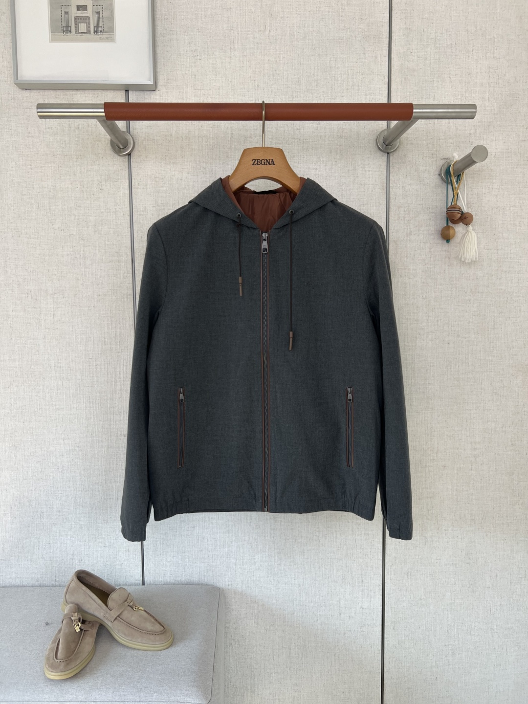 NO:957518,ZEGNA Ermenegildo Zegna Wool Blended Hooded Casual Jacket #8872088 The fabric is made of 47.7 polyester fiber + 47.7 sheep wool + 7.6 spandex in a scientific ratio. The lining is polyester fiber. The sheep wool gives the fabric a moist and high-grade texture. The polyester fiber strengthens the fabric's anti-wrinkle, windproof and durable properties, and the spandex supplements the fabric's elasticity, making it unrestricted for active wear. The fabric has been shaped and treated with hydrophobic processes, and has basic windproof and water-repellent properties.  The body is equipped with a custom-made branded metal zipper with smooth and durable zipper teeth. The edge of the zipper is supplemented by brown-toned leather edging for a texture upgrade. The hood is equipped with a leather tail drawstring of the same color, and the tightness of the hood can be adjusted independently. There is a zippered storage port on the side.  Bag, storage is not easy to slip off. The body of the garment is embellished with low-key floral brand embroidery, and the embroidery threads are arranged in a fine and smooth manner without warping of threads or stiff fabrics. The subtle details create the recognition of the luxury brand, and the overall auxiliary material technology is in line with the workmanship standards of the counters.  The inside of the ready-made garments is made of full-width precision overlock stitching, and the stitches are even and tight everywhere. All scattered exposed threads are trimmed and cleaned. The splicing of the body and the stress-bearing parts of the pockets are reinforced by double-thread sewing. The background color of the jacket fabric is darker, and the color of the stitches is still strictly controlled to eliminate defects such as miscellaneous threads of different colors and skipped threads and broken threads. Touching the inner fabric can intuitively perceive the level of fine workmanship at the counter level!  The neat and well-fitting business casual hooded version abandons the exaggerated appearance design, and the tailoring can soften the shoulder and waist lines; it can be layered with sweaters and shirts during the changing of seasons. In autumn and winter, it can be worn with a sweater inside and a coat outside for a layered look. The color scheme is calm and restrained, and is suitable for a variety of men's styles and age ranges.  The texture of the fabric surface is uniform and dense, and there are no areas where the fabric is sparse and thin; the front and rear garment panels, sleeve panels on both sides, and hat panels are accurately calibrated against the original model, and the embroidery point position, zipper alignment, and left and right pattern errors are strictly controlled within a very small range; mass production of the market currency is prone to defects such as piece misalignment, left and right pattern asymmetry, and zipper alignment deviation. This product follows the original pattern cutting specifications, and the symmetry of the garment pieces is zero deviation.  High-end wool blended hooded jackets, three processes of blending and weaving of wool blended fabrics, color control and color fixation of three-color fabrics, and fine calibration of ready-made garment patterns raise the production threshold. Ready-made garments with fabric defects and substandard wiring are directly scrapped and screened, and the jacket structure is complex  Miscellaneous products lead to low workmanship error tolerance and increased product loss. Completely restore the hard-core quality of ready-made clothing at the counter. Consumers who prefer low-key business and light luxury wear and value the crispness of fabrics and workmanship of accessories can clearly distinguish the difference in texture between this product and ordinary affordable jackets.  Color dark navy/dark green/high-end charcoal gray size 48/50/52/54/56,,zegna,jackets & coats,jackets & coats,sweaters,shirts,hats,19860909ZEGNA杰尼亚羊毛混纺连帽休闲夹克  #8872088 面料采用47.7聚酯纤维+47.7绵羊毛+7.6氨纶科学配比织造,里料为聚酯纤维.绵羊毛赋予面料温润高级的肌理质感,聚酯纤维强化面料抗皱、防风耐穿属性,氨纶补充面料弹性,活动穿着无拘束感；面料经过定型、疏水工艺处理,具备基础防风防泼水性 衣身配置定制品牌金属拉链,拉链齿咬合顺滑耐用,拉链边沿辅以棕调真皮包边做质感升级；连帽搭配同色系皮质尾坠抽绳,可自主调节帽围松紧；侧边拉链式置物口袋,储物不易滑落.衣身点缀低调花体品牌刺绣,绣线排布细密平整,没有线头翘边、面料发硬问题,以含蓄细节塑造奢牌辨识度,整体辅料工艺对标专柜做工标准. 成衣内里做全幅精密包缝锁边走线,各处针距均匀紧实,零散外露线头全数修剪清理,衣身拼接、口袋受力位置做双线车缝加固；外套面料底色偏深,依旧严控缝线配色,杜绝异色杂线、跳线断线缺陷,触摸内里布料可以直观感知专柜级精细做工水准！ 利落偏合身的商务休闲连帽版型,摒弃浮夸的外观设计,剪裁可以柔和修饰肩腰线条；换季时段可叠穿针织衫、衬衫,秋冬能够内搭毛衣再外搭大衣做层次穿搭,配色沉稳克制,适配多种男士穿搭风格与年龄区间. 面料布面纹理排布匀称密实,不存在布料稀疏单薄的区域；成衣前后衣片、两侧袖片、帽子裁片对照原版样板精准校准,刺绣点位、拉链对齐度、左右版型误差被严控在极小范围；市面通货量产易出现裁片错位、左右版型不对称、拉链对位偏移的瑕疵,本品遵循原版裁版规范,成衣裁片对称度做到零偏差 高端羊毛混纺连帽夹克,羊毛混纺面料调配织造、三色面料控色固色、成衣版型裁片精细校准三道工序拉高生产门槛,面料瑕疵、走线不达标的成衣直接报废筛除,外套结构复杂导致做工容错率偏低,货品损耗上涨,完整还原专柜成衣硬核品质,偏爱低调商务轻奢穿搭、看重面料挺括度与辅料做工的消费者,可清晰分辨本品和普通平价夹克的质感差距 颜色 深藏青/墨绿/高级炭灰 尺码 48/50/52/54/56,,zegna,jackets & coats,jackets & coats,sweaters,shirts,hats,,Men's clothing