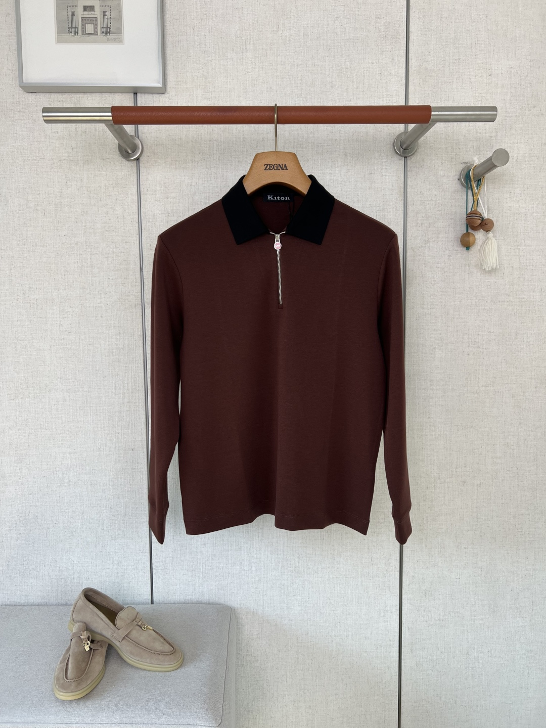 NO:957460,KITON Cashmere Blended Half-Zip Long Sleeve Polo Shirt #8840088  The fabric is made of a multi-component high-end ratio of 66.7 viscose + lyocell, 16.5 polyester, 7.9 acetate, 6.6 spandex, and 2.3 cashmere. Lyocell brings a smooth and breathable skin-friendly touch, acetate enhances the soft texture and drape performance of the fabric, a small amount of cashmere injects a delicate and moist velvet feel, and spandex gives the fabric sufficient resilience to prevent stubborn wrinkles from sitting for long periods of time.  The contrasting black lapel is used for shaping and reinforcement, and the collar is not easy to be turned out after washing; the placket is equipped with a half-open metal zipper, and the zipper head is decorated with exquisite red decorative parts, which is smooth and durable; a low-key brand offset logo is set on the sleeve side, and the rubber material has excellent adhesion and will not peel off after long-term wear; the auxiliary materials are selected to meet the standards of luxury men's wear workmanship, with restrained detail design to create high-level recognition, without exaggerated redundant decoration, and suitable for high-end business wear.  The inside of the ready-made garments is made of full-width fine overlock seaming. The stitch spacing is uniform and regular throughout the entire line. The fabric splicing, cuff ribs and other stress points are reinforced with double threads. The stitching is in a color matching the color of the garment to avoid skipping and broken threads in different colors. Clean up the loose threads on the surface and touch the inner fabric with your hands. You can personally feel the delicate and solid workmanship of luxury brand garments!  The long-sleeved Polo cut is more fitted and neat, with restrained and soft lines, which can modify the shoulders, back, waist and abdomen. The charcoal gray is calm and low-key, while the brown tone is retro and noble. The two colors are suitable for most men's wardrobe color systems and are suitable for the mature style of young and middle-aged people.  The weaving texture of the fabric surface is fine and even, and the yarn arrangement is tight without loose and weak areas; the two pieces of the body, the two sleeves, and the neckline are finely cut and calibrated according to the original sample. The positioning of the brand logo, the center alignment of the zipper, and the size errors of the left and right styles are strictly controlled within a very small range. Ordinary mass-produced goods are prone to printing offset and asymmetry of the left and right body styles. This product follows the original high-precision cutting specifications, and the symmetry of the garment pieces is zero deviation.  Long-sleeved Polo single product with top luxury craftsmanship, high-end composite fabric ratio weaving, two-color fabric deep color fixation, and fine calibration of garment cutting points to raise the production threshold. Garments with unqualified fabric texture and defective stitching are uniformly screened and scrapped. Knitted fabrics  The fault tolerance rate of workmanship is low, and the loss of goods has increased. The texture of ready-to-wear clothes at KITON counters is completely reproduced. Consumers who prefer Italian low-key luxury wear and value the skin feel of fabrics and details of exquisite accessories can intuitively perceive the obvious texture difference between this product and ordinary Polo shirts on the market.  Color: Premium charcoal gray/retro brown Size: 48/50/52/54/56,,19860909KITON奇顿山羊绒混纺半拉链长袖Polo衫  #8840088 面料做多组分高端配比66.7粘纤+莱赛尔、16.5聚酯纤维、7.9醋酸纤维、6.6氨纶、2.3山羊绒.莱赛尔带来顺滑透气的亲肤触感,醋酸纤维拔高面料柔光质感与垂坠表现,少量山羊绒注入细腻温润的绒感,氨纶赋予面料充足回弹力,久坐不易产生顽固褶皱 撞色黑色翻领做定型加固,领口不易洗后外翻；门襟配置半开金属拉链,拉链头点缀精致红色装饰件,开合顺滑耐用；袖侧设置低调品牌胶印标识,胶料附着力优秀,长期穿着不会起皮脱落；辅料选材对标顶奢男装做工标准,以克制的细节设计塑造高级辨识度,没有浮夸冗余装饰,契合高端商务穿搭调性. 成衣内里做全幅细密包缝锁边工艺,全线针脚间距统一规整,面料拼接、袖口罗纹等受力点位做双线补强；缝线选用和衣身色系适配的配色,规避异色跳线、断线瑕疵,清理干净表层零散线头,上手触碰内里布料,能够切身感受奢牌成衣细腻扎实的做工水准！ 偏合身利落的长袖Polo剪裁,线条克制柔和,能够修饰肩背、腰腹身形；炭灰沉稳低调、棕调复古显贵,两类配色适配多数男士衣橱配色体系,适配中青年成熟穿搭风格. 面料布面织造纹理细腻均匀,纱线排布紧实无松散薄弱区段；衣身两片裁片、两只袖管、领口裁片对照原版样板精细裁切校准,品牌标识摆放点位、拉链居中对齐度、左右版型尺寸误差严控在极小区间；普通量产货品易出现印花偏移、左右衣身版型不对称问题,本品沿用原版高精度裁版规范,成衣裁片对称度做到零偏差 顶奢工艺长袖Polo单品,高端复合面料配比织造、双色系面料深度固色定型、成衣裁片点位精细校准三道工序抬高生产门槛,面料肌理不合格、走线存在瑕疵的成衣统一筛除报废,针织类面料做工容错率偏低,货品损耗有所上升,完整复刻KITON专柜成衣质感；偏爱意式低调奢感穿搭、看重面料肤感与精致辅料细节的消费者,能直观感知本品与普通市面Polo衫明显的质感差距 颜色 高级炭灰/复古棕咖 尺码 48/50/52/54/56,,,Men's clothing