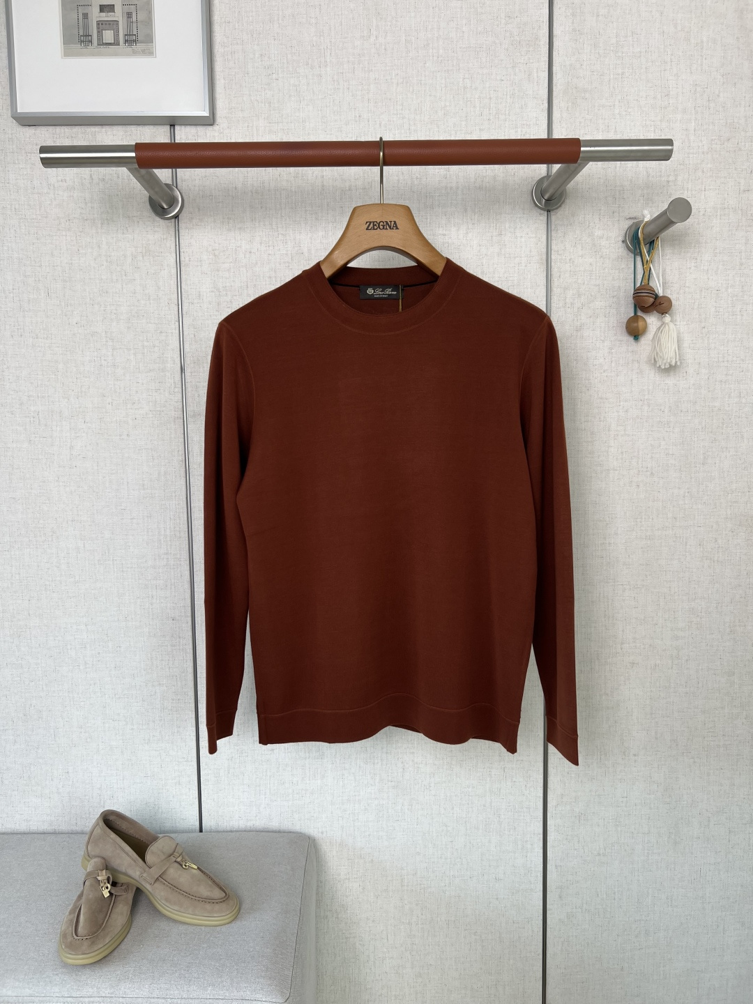 NO:957467,LORO PIANA basic round neck light luxury knitted long-sleeved shirt #8838088 The brand's high-end fine knitted yarn is selected. The fabric feels soft and silky, with a soft and high-grade matte luster. The yarn is woven with fine and high-density. The ready-to-wear version is light and thin but has solid stiffness. The upper body is breathable and not sweaty. It is anti-static and not easy to pilling. The color scheme is high-end and durable, and dark colors are not easy to look dull.  The neckline is made of double-layered ribbing for added fixation. The ribbing has moderate elasticity and is not easy to loosen and turn out after being worn and washed many times. The back collar is embroidered with the same color floral brand, and the embroidery stitches are dense and smooth, and the threading fits the surface of the knitted fabric without leaving any traces.  To solve the problems of raised thread ends and hard embroidery surface, we rely on low-key and exquisite embroidery to present the brand recognition, which will not cause the common problem of cracking and peeling in offset printing. The ready-made clothes are matched with the brand's exclusive solid wood hangers, and the texture of the accessories is in line with the specifications of the counter.  The inside of the entire garment is made of full-width precision overlock stitching, and the stitches are even and tight everywhere. Any loose threads are trimmed and cleaned, and the splicing positions of the body are reinforced with double-thread sewing. Solid color knitted fabrics are very sensitive to workmanship defects. The whole line uses stitching that matches the color of the body to eliminate the problems of uneven threads and jumper breakage. If you touch the inner fabric with your hands, you can intuitively feel the delicate workmanship level at the counter level!  The classic and versatile slightly loose round-neck style abandons complicated and fancy decorative designs and relies on neat tailoring to interpret the mature and light luxury style. The fitted sleeves and length can gently modify the body lines. It is suitable for business commuting and daily leisure travel alone. It can also be worn as an inner layer with coats and suit jackets in autumn and winter. The style is calm and restrained, suitable for the dressing needs of men of all ages.  The single yarn weaving texture of the fabric is uniform and delicate, and the yarns are densely arranged without loose and thin areas; the front and rear garment panels and sleeve panels on both sides of the garment are accurately cut and calibrated according to the original model, and the errors in the collar embroidery point, sleeve length on both sides, and body splicing gaps are strictly controlled within a very small range; in the mass production of commercial currency, there are common problems of cut piece misalignment and asymmetrical patterns on both sides. This product reproduces the original cutting standard, and the symmetry of the garment pieces is zero deviation.  High-end light luxury basic knitted bottoming shirts, high-end yarn selection and weaving, multi-color fabric color control and color fixation, and garment pattern cutting calibration are three processes that raise the production threshold. Garments with yarn defects and wiring defects are directly scrapped and eliminated. Solid color knitwear has a low workmanship error tolerance, and the loss of goods has increased. A complete replica of LORO  PIANA counters offer hard-core quality ready-to-wear. Consumers who prefer simple, low-key luxury brand wear and value the skin feel of fabrics and fine workmanship can clearly distinguish the texture difference between this product and ordinary affordable sweaters. Color Mustard olive yellow/retro caramel brown Size 48/50/52/54/56,,loro piana,jackets & coats,business suit,19860909LORO PIANA诺悠翩雅基础圆领轻奢针织长袖衫  #8838088 甄选品牌高端细腻针织纱线,面料触感软糯丝滑,自带柔和高级哑光光泽,纱线经过精细高密织造,成衣版型轻薄却具备扎实挺括度,上身透气不闷汗,抗静电不易起球；配色色系高级耐看,深色不容易显沉闷 领口采用双层罗纹做加固定型处理,罗纹弹力适中,多次穿洗后不易松垮外翻；后领做同色系花体品牌刺绣,绣线针脚绵密平整,走线贴合针织面料表面,不存在线头翘起、绣面发硬的问题,依靠低调精致的刺绣呈现品牌辨识度,不会产生胶印印花开裂剥落的通病,成衣搭配品牌专属实木衣架,辅料质感对标专柜规格. 整件成衣内里做全幅精密包缝锁边走线,各处针距均匀紧实,多余零散浮线头全部做修剪清理,衣身拼接位置以双线车缝补强；纯色针织面料对做工瑕疵敏感度很高,全线采用和衣身色调适配的缝线,杜绝异色杂线、跳线断线问题,用手触摸内里面料,能够直观感受到专柜级别的细腻做工水准！ 经典百搭微宽松圆领版型,舍弃繁杂花哨的装饰设计,依托利落剪裁诠释成熟轻奢穿搭质感；合身的袖身与衣长可柔和修饰身形线条,单穿适配商务通勤、日常休闲出行,秋冬季还能作为内搭搭配大衣、西装外套,风格沉稳克制,适配多年龄段男士的穿搭需求. 面料单纱织造纹理匀称细腻,纱线排布密实没有疏松单薄的区域；成衣前后衣片、两侧袖片依照原版样板精准裁切校准,领口刺绣点位、两侧袖长、衣身拼接缝隙的误差严控在极小范围；市面通货批量生产普遍出现裁片错位、两侧版型不对称的问题,本品复刻原版裁版标准,成衣裁片对称度做到零偏差 高端轻奢基础针织打底衫,高端纱线甄选织造、多色面料控色固色、成衣版型裁片校准三道工序拉高生产门槛,存在纱线瑕疵、走线缺陷的成衣直接报废淘汰,纯色针织品做工容错率偏低,货品损耗有所上涨,完整复刻LORO PIANA专柜成衣硬核品质,偏爱简约低调奢牌穿搭、看重面料肤感与精细做工的消费者,可以明显区分本品和普通平价针织衫的质感差距 颜色 芥末橄榄黄/复古焦糖棕 尺码 48/50/52/54/56,,loro piana,jackets & coats,business suit,,Men's clothing
