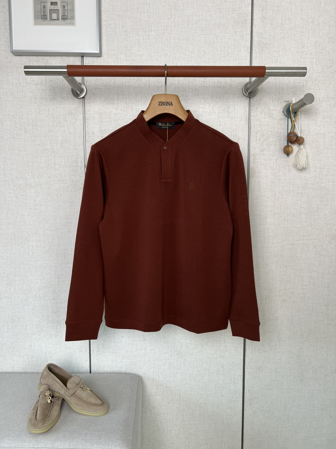 NO:957476,LORO PIANA Henry collar cashmere blend Polo shirt #8840088  Select brand-customized lyocell cashmere blended fabrics (viscose + lyocell 66.7, polyester 16.5, acetate 7.9, spandex 6.6, cashmere 2.3). The fabric is soft and smooth to the touch, showing a delicate and low-key matte texture; the lyocell base material enhances the breathable drape, and the trace amount of cashmere gives the fabric a soft, waxy and warm high-end touch. The spandex blessing brings moderate elasticity, and the upper body does not feel tight and restrictive.  The exclusive Henry placket is made of double-layer fabric composite binding and reinforcement, and is equipped with rounded metal snaps. It is tight and durable when pressed, and it is not easy to loosen and peel off after repeated disassembly and assembly. The body is decorated with dark pattern LP brand embroidery in the same color on the side chest. The embroidery threads are arranged densely and tightly, and the stitching fits the fabric surface.  There is no edge warping problem, multi-layer seam reinforcement, no threading or fluffing will occur after repeated washing and care, low-key details highlight the brand recognition, and avoid the common problem of cracking and falling off of cheap printing. The inside of the neckline is decorated with brand woven label + decorative webbing, and the texture of accessories is in line with counter standards.  The entire body of the garment is made of full-width precision overlock stitching. The stitch length is uniform, tight and secure. All exposed threads are trimmed to remove exposed thread ends. The seams of fabric splicing are reinforced with double-thread stitching. Solid-color fabrics have a strong ability to identify threading defects. The inside and outside of the garment are all stitched with matching fabric colors. There are no odd-colored threads or jumper breakage defects. Touch the inner fabric and you can intuitively appreciate the level of fine workmanship at the counter level!  The neat and slightly loose Henry collar version abandons fancy and redundant decorative designs and relies on fit tailoring to create a light and luxurious men's temperament; the neckline has been shaped and washed multiple times, so it is not easy to collapse when worn in daily wear. The lines of the body can gently modify the shoulder and back posture. The simple and advanced version is suitable for all ages and diverse wearing scenarios.  The weaving texture of the fabric yarn is fine and even, a variety of blended fibers are evenly blended, and there are no sparse and thin areas in the fabric; the front and rear garment panels, left and right sleeve panels are strictly calibrated against the original model, and the errors in the chest embroidery point, sleeve length on both sides, and body splicing gaps are strictly controlled within a very small range; in the mass cutting of market currency, there are common defects such as misplaced pieces and asymmetrical left and right patterns. This model reproduces the original cutting specifications, and the symmetry of the garment pieces is zero deviation.  High-end cashmere blended Henley collar top, the three processes of multi-component fabric ratio adjustment, multi-color fabric color control and color fixation, and garment cutting symmetry calibration raise the production threshold. Garments with weaving defects and wiring jumpers are directly scrapped and screened, and solid-color fabrics are  The fault tolerance rate of materials and workmanship is low, and the loss of defective products has increased significantly. It completely restores the hard-core quality of ready-made clothes at the counter. Consumers who prefer low-key luxury brand wear and value the feel of fabrics and fine workmanship can clearly perceive the difference in texture between this product and ordinary affordable knitted tops.  Color pure black/charcoal dark gray/caramel brown size 48/50/52/54/56,,loro piana,loro piana,19860909LORO PIANA诺悠翩雅亨利领山羊绒混纺Polo衫  #8840088 甄选品牌定制莱赛尔山羊绒混纺面料（粘纤+莱赛尔66.7、聚酯纤维16.5、醋酯纤维7.9、氨纶6.6、山羊绒2.3）,面料上手柔润顺滑,呈现细腻低调哑光质感；莱赛尔基材强化透气垂感,微量山羊绒赋予面料软糯温润的高级触感,氨纶加持带来适中弹力,上身无紧绷拘束感 专属亨利门襟做双层布料复合包边加固,搭配打磨圆润的金属按扣,按压开合紧实耐用,多次拆装不易松动掉漆；衣身侧胸布置同色系暗纹LP品牌刺绣,绣线排布密实紧致,针脚贴合布面无翘边问题,多层锁边加固,反复洗护不会出现脱线、起毛情况,以低调细节凸显品牌辨识度,规避廉价印花开裂脱落的通病.领口内侧做品牌织标+装饰织带点缀,辅料质感对标专柜标准. 整件衣身内里做全幅精密包缝锁边走线,全线针距保持统一且紧实牢靠,全部修剪剔除外露浮线头,面料拼接接缝位置采用双线车缝补强；纯色面料对走线瑕疵辨识度很强,成衣里外全部采用适配面料色调的缝线,不存在异色杂线、跳线断线缺陷,触摸内里面料,能够直观体会专柜级的精细做工水准！ 利落微宽松亨利领版型,摒弃花哨冗余的装饰设计,依靠合身剪裁塑造轻奢男装气质；领口经过定型处理,多次水洗、日常穿搭不易软塌外翻,衣身线条能柔和修饰肩背体态.简约高级的版型适配全年龄段、多元穿搭场景. 面料纱线织造纹路细密匀称,多种混纺纤维交融均匀,布料不存在稀疏单薄区域；成衣前后衣片、左右袖片裁片严格对照原版样板校准,胸口刺绣点位、两侧袖长、衣身拼接缝隙的误差被严控在极小区间；市面通货批量裁剪普遍存在裁片错位、左右版型不对称的瑕疵,本款复刻原版裁版规范,成衣裁片对称度做到零偏差 高端山羊绒混纺亨利领上衣,多组分面料配比调试、多色系面料控色固色、成衣裁片对称校准三道工序拉高生产门槛,出现织造瑕疵、走线跳线的成衣直接报废筛除,纯色面料做工容错率偏低,次品损耗大幅上涨,完整还原专柜成衣硬核品质,偏爱低调奢牌穿搭、看重面料触感与精细做工的消费者,能清晰感知本品和普通平价针织上衣的质感差距 颜色 纯黑色/炭深灰色/焦糖棕红色 尺码 48/50/52/54/56,,loro piana,loro piana,,Men's clothing