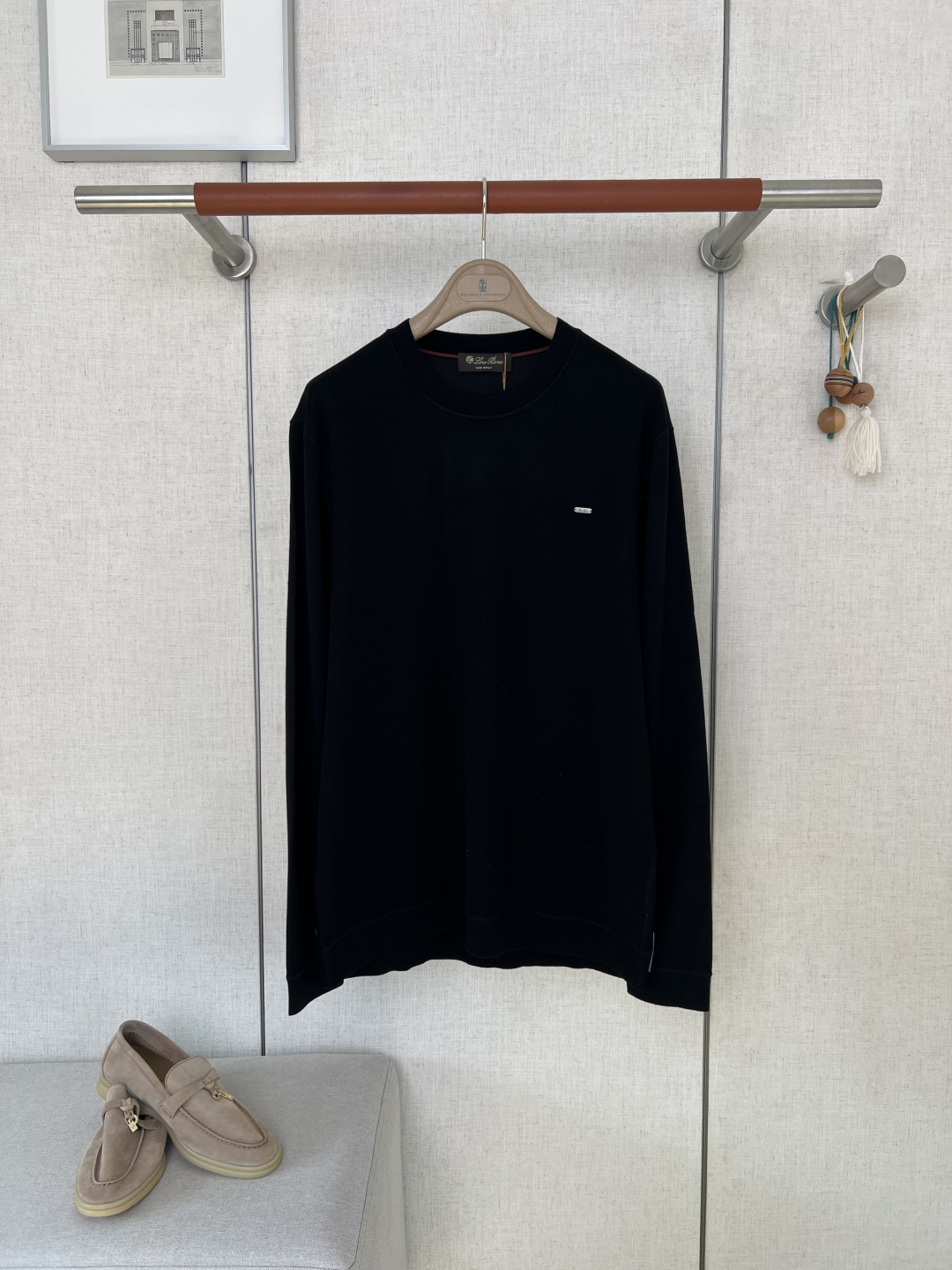 NO:957492,LORO PIANA basic round neck knitted bottoming shirt #8838088  The fine-count knitted fabrics are customized from Italian original brands. They are soft and skin-friendly. The texture of the fabrics is delicate and smooth, showing a soft and low-key matte texture. The multi-color fabrics uniformly control the density of the fabrics. The high-density knitted structure is not easy to transmit light and skin. The fabrics have both a light body feel and stiff bones. The upper body is not easy to be saggy. It is not easy to pilling and fading and the fabric is hard when worn for a long time and repeated washing.  The neckline is made of a double-layered ribbing composite hemming process, and the ribs are shaped to resist sagging. The neckline is not easy to turn out or loose and deform after repeated washing and pulling. A die-cast and polished brand metal nameplate is sewn on the body and chest. The edge of the nameplate is arc-shaped and deburred. The stitching at the base is double-layer reinforced. Long-term friction will not cause the nameplate to warp or fall off. The inside of the neckline is equipped with a brand woven label and an original sling. The accessories specifications are in line with the original factory production standards.  The entire garment has full-width precision overlock stitching on the inside.  High-strength sewing threads of the same color are used in the entire line to match the body color. The stitch spacing is uniform everywhere, and the stitches are tight and smooth. The garments are finely cleaned with no exposed loose threads. Fine knitted fabrics require high sewing accuracy, and skipping and misaligned thread defects are highly visible on the surface of solid-color fabrics. All seams and rib joint points are additionally reinforced with double threads. You can intuitively feel the precision level of counter-level knitted garments by touching the inner fabric!  Classic fit and basic round-neck tailoring, eliminating exaggerated prints and complicated decorations, relying on delicate fabric texture and neat silhouette to create a light and luxurious tone; leaving a moderately loose margin in the pattern, the upper body is not tight and restricting the body shape, simple and versatile, suitable for many age groups and various wearing scenarios.  The yarn weaving arrangement of the fabric is dense and even, and there are no defects such as sparse yarns and uneven texture; all pieces of ready-made garments are accurately cut and calibrated according to the original templates, and the width of the left and right garments, the curvature of the sleeves on both sides, and the sewing points of the nameplate are all aligned.  Said alignment. For mass production line cutting in the market, defects such as nameplate point deviation, asymmetrical pattern of garment pieces on both sides, and uneven rib widths often occur. This product reproduces the original cutting standard, and the garment pieces are accurately aligned and have zero deviation in symmetry.  Multi-color light luxury knitted bottoming shirts, three processes of precision weaving of high-count yarns, multi-color uniform color fastness fixation and high-precision alignment cutting of ready-made garments raise the overall production threshold; blanks with color differences and yarn defects will be directly scrapped, and the loss of raw materials will significantly increase; the sewing capacity of solid-color knitted fabrics  The error rate is low. One conspicuous sewing defect will cause the entire garment to be scrapped. It completely restores the hard-core workmanship standards of luxury brand men's clothing. Consumers who prefer low-key textures and value the fabrics and workmanship details of garments can quickly distinguish the obvious texture gap between this product and ordinary affordable ordinary bottoming shirts.  Color pure black/dark navy/dark green/dark coffee/dark purple/burgundy/caramel brown/mustard yellow Size 48/50/52/54/56,,loro piana,19860909LORO PIANA诺悠翩雅基础款圆领针织打底衫  #8838088 甄选意大利原产品牌定制细支针织面料,上手软糯亲肤,面料肌理细腻顺滑,呈现柔和低调的哑光质感.多色系面料统一把控面料密度,高密针织结构不易透光透肤,面料兼具轻盈体感与挺括筋骨,上身不易松弛垮形,日常久穿、反复水洗不易起球掉色、面料发硬 领口做双层罗纹复合包边工艺,罗纹做定型抗松弛处理,多次穿洗拉扯后领口不易外翻、松垮变形；衣身胸位缝制一体压铸打磨的品牌金属铭牌,铭牌边缘做圆弧去毛刺处理,底座点位缝线双层加固,长期摩擦不会出现铭牌翘边、脱落问题；领口内侧配置品牌织唛与原装吊绳,辅料规格对标原厂出品标准. 整件成衣内里做全幅精密包缝走线 全线匹配衣身色系选用同色高强缝纫线,各处针脚间距统一、线迹紧实平整,成衣做精细线头清理无外露浮毛线头.细密针织面料对缝制精度要求较高,跳线、错线瑕疵在纯色面料表面辨识度很强,所有拼接接缝、罗纹接驳点位额外做双线补强,触摸内里面料便可直观感知专柜级针织成衣的精工水准！ 经典合身基础圆领剪裁,剔除浮夸印花与繁杂装饰,依托细腻面料质感、利落版型塑造轻奢调性；版型预留适度宽松余量,上身不紧绷束缚身形,简约百搭,适配多年龄段、各类穿搭场景. 面料纱线织造排布致密均匀,不存在纱线稀疏、肌理凹凸不均的缺陷；成衣所有裁片依照原版样板精准裁切校准,左右衣片宽度、两侧袖型弧度、铭牌缝制点位全部对称对齐.市面通货批量流水线裁切,常会出现铭牌点位偏移、两侧衣片版型不对称、罗纹宽窄不一的瑕疵,本品复刻原版裁版标准,成衣裁片对位精准、对称度零偏差 多色轻奢针织打底衫,高支纱线精密织造、多色统一色牢度固色定型、成衣高精度对位裁切三道工序抬升整体生产门槛；有色差、纱线瑕疵的坯料会直接报废,原料损耗显著提升；纯色针织面料缝制容错率偏低,一处显眼缝制瑕疵就会造成整件成衣报废,完整还原奢牌男装硬核做工标准,偏爱低调质感穿搭、看重成衣面料与做工细节的消费者,可快速区分本品与平价普通打底衫存在的明显质感差距 颜色 纯黑色/深藏青/墨绿/深咖/深紫/酒红/焦糖棕/芥末黄 尺码 48/50/52/54/56,,loro piana,,Men's clothing