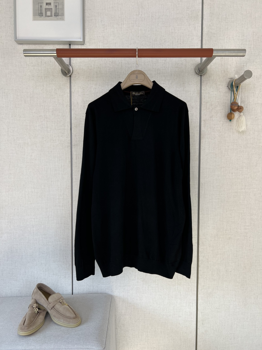 NO:957389,LORO PIANA V-neck casual knitted Polo short sleeves #8844088 The brand's exclusive ultra-fine worsted knitted fabric, with fine and light fibers, has a soft matte texture, is breathable and heat-dissipating without sweating, is flexible and anti-wrinkle, is not easy to pill or fade after long-term wear, and has outstanding drape  Classic small lapel cut, door tube V-shaped slit design, with natural mother-of-pearl buttons, with a warm luster; the collar and cuffs ribs have a balanced elasticity, which is not easy to loosen and deform after repeated washing. The whole body is precision overlocked and the stitches are even and smooth without floating lines. The fabric density is high and not easy to transmit light. The woven label inside the collar is exquisitely made, and the internal and external details are in line with the standard of the counter.  Slightly loose and straight version, with simple and neat lines, not tight or bloated, can be used for business commuting and daily leisure. It is elegant when worn alone and suitable for stacking suits and windbreakers. The entire piece is symmetrical and regular, and the collar curvature, sleeve length, and clothing length are uniform in size, avoiding the defects of skewed and uneven lengths of currency collars.  The independent dyeing process of multi-color fabrics is cumbersome, the alignment requirements of knitted door tube pieces are strict, the error tolerance rate of lathes is low, color differences and asymmetric wiring are directly scrapped, and the texture is far superior to ordinary cotton Polo shirts. Color Black/Navy Blue/Caramel Brown/Dark Coffee/Sapphire Blue/Floral Gray Blue/Light Sky Blue/Heather Gray/Avocado Green Size 48/50/52/54/56,,loro piana,T-shirt,business suit,19860909LORO PIANA诺悠翩雅V领休闲针织Polo短袖 #8844088 品牌专属超细精纺针织面料,纤维细腻轻盈,自带柔和哑光质感,透气散热不闷汗,柔韧抗皱,久穿不易起球、不易褪色,垂感出众 经典小翻领剪裁,门筒V型开衩设计,搭配天然贝母纽扣,光泽温润；领口、袖口罗纹弹力均衡,反复水洗不易松弛变形. 衣身全幅精密包缝走线线迹均匀平整无浮线,织体密度高不易透光,领内织唛做工考究,内外细节对标专柜水准 微宽松直筒版型,线条简约利落,不紧绷不臃肿,商务通勤、日常休闲均可驾驭,单穿优雅,适配西装、风衣叠穿. 整件裁片左右对称规整,领型弧度、袖长、衣长尺寸统一,规避通货领型歪斜、长短不一的瑕疵 多色面料独立定染工艺繁琐,针织门筒裁片对位要求严苛,车工容错率低,色差、走线不对称均直接报废,质感远超普通棉质Polo衫 颜色 黑色/藏青色/焦糖棕/深咖/宝蓝/花灰蓝/浅天蓝/麻灰/牛油果绿 尺码 48/50/52/54/56,,loro piana,T-shirt,business suit,,Men's clothing
