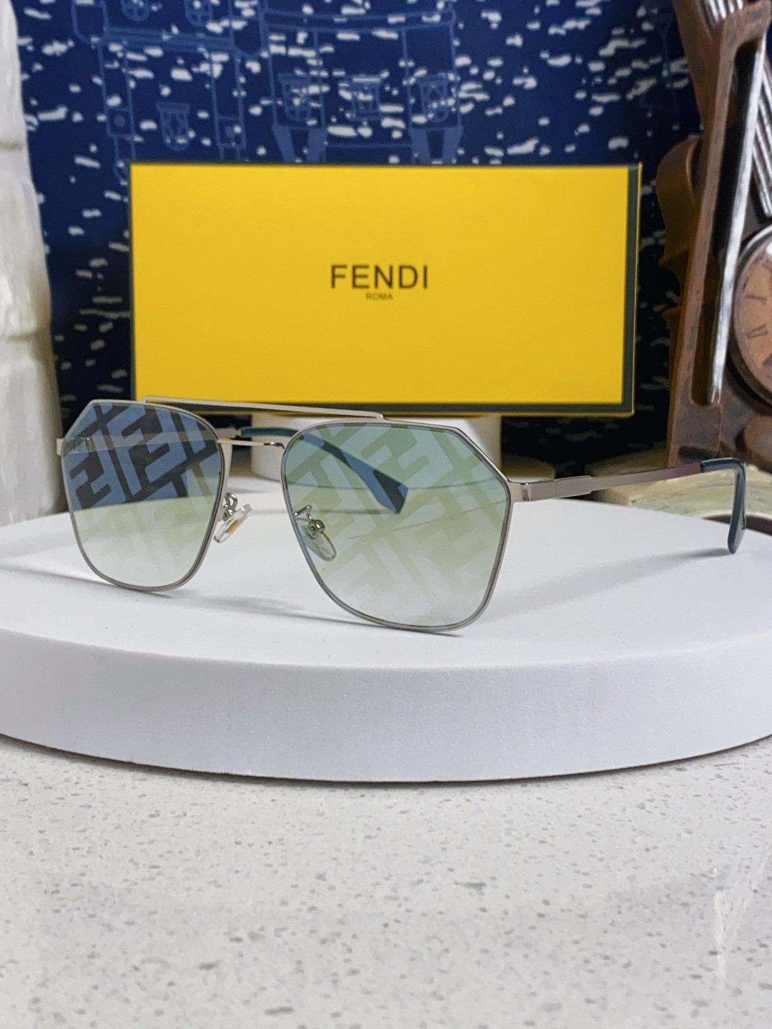  Fendi芬迪 2025新款字母墨镜 欧美时尚太阳镜轻型个性框架时尚墨镜 双F经典印花 男女通用