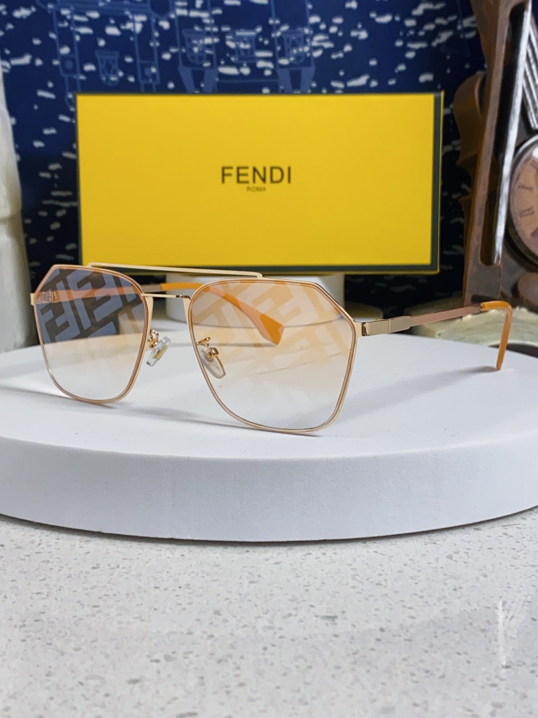  Fendi芬迪 2025新款字母墨镜 欧美时尚太阳镜轻型个性框架时尚墨镜 双F经典印花 男女通用