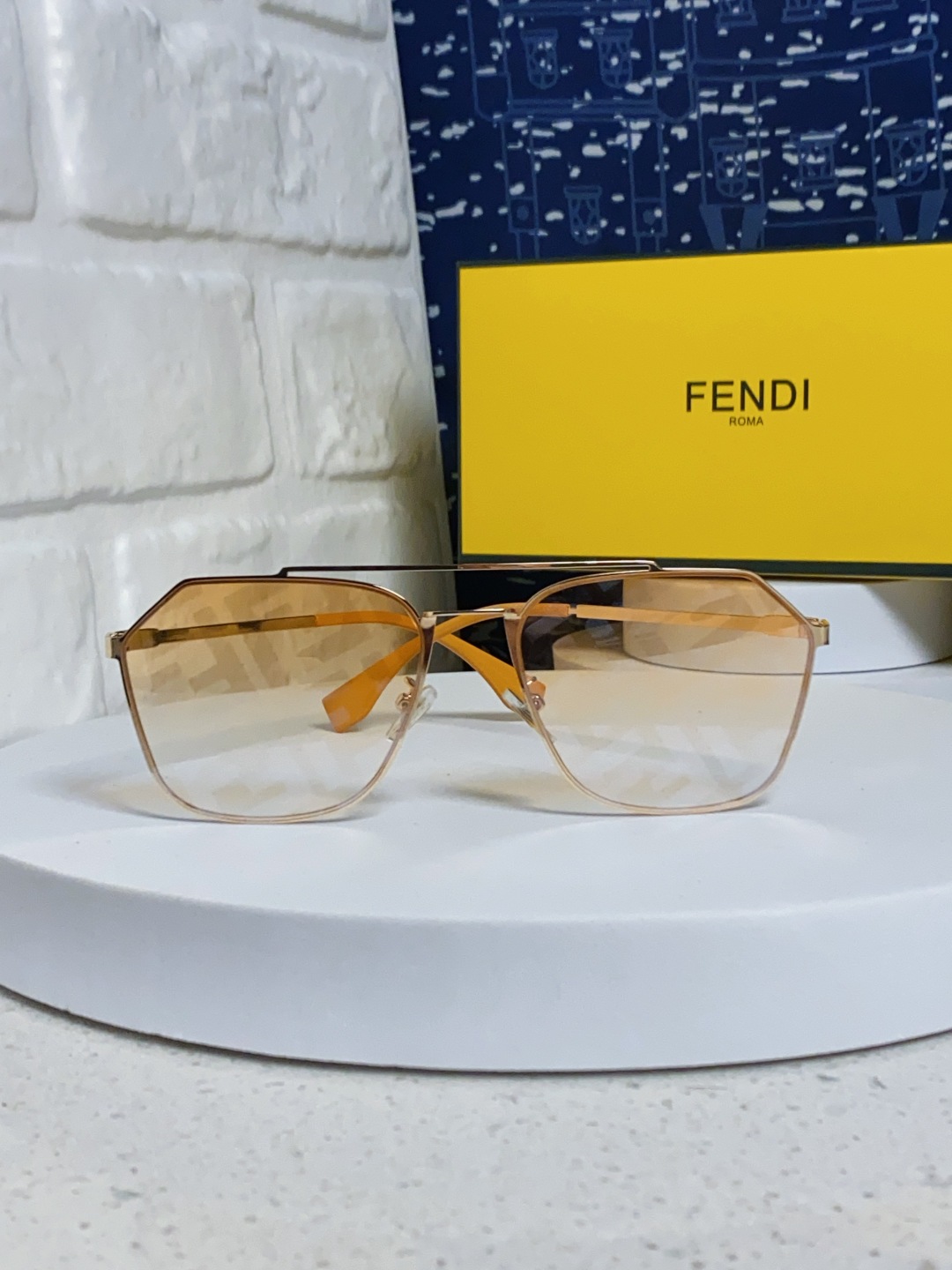 Fendi芬迪 2025新款字母墨镜 欧美时尚太阳镜轻型个性框架时尚墨镜 双F经典印花 男女通用