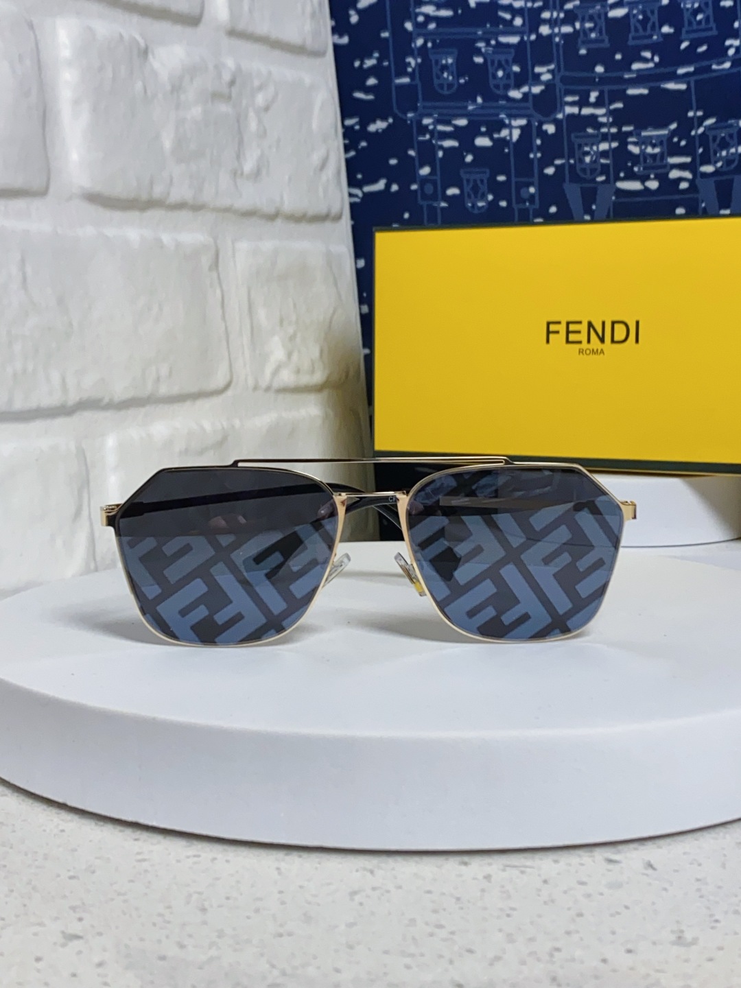  Fendi芬迪 2025新款字母墨镜 欧美时尚太阳镜轻型个性框架时尚墨镜 双F经典印花 男女通用