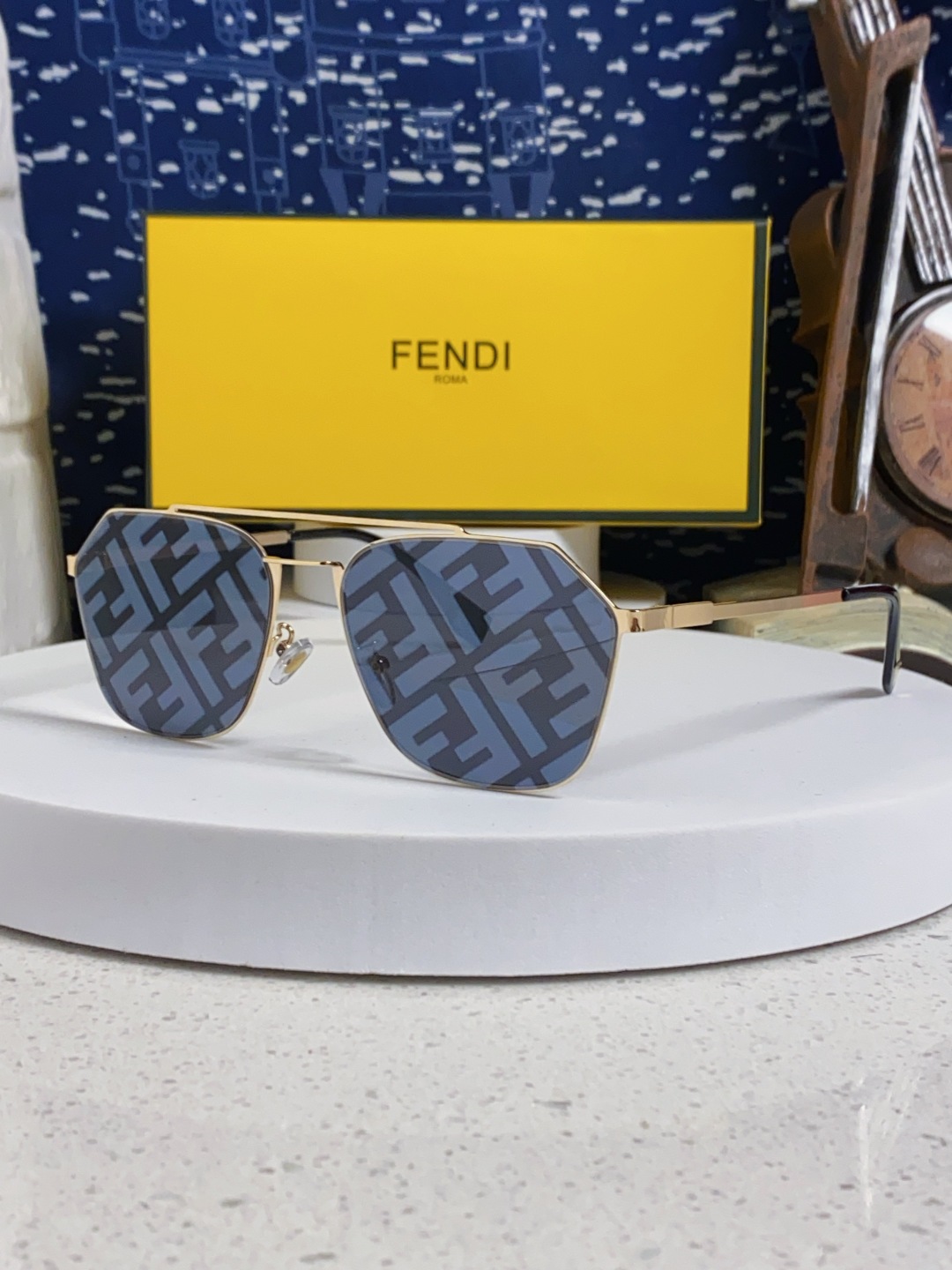  Fendi芬迪 2025新款字母墨镜 欧美时尚太阳镜轻型个性框架时尚墨镜 双F经典印花 男女通用