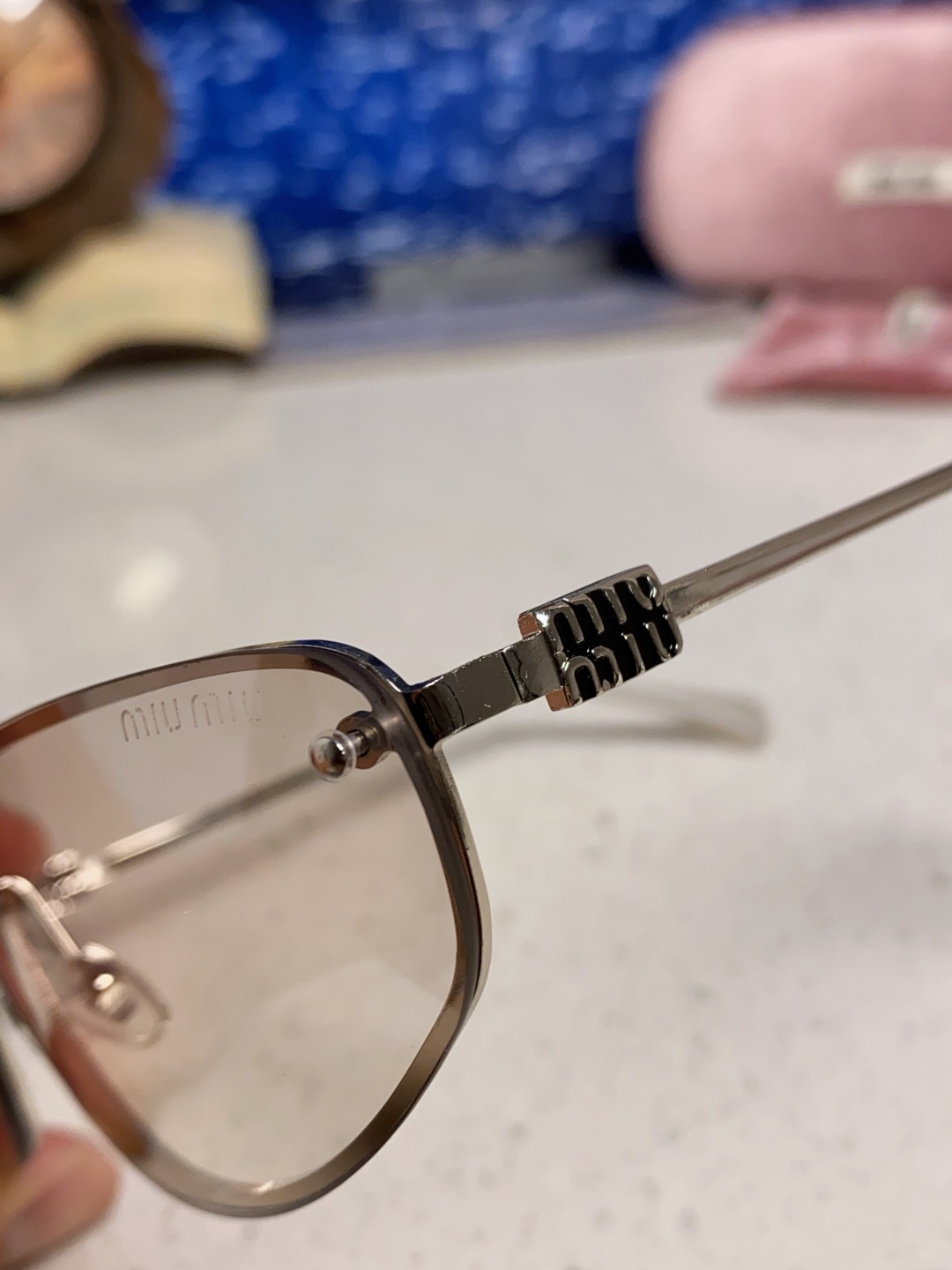  MIUMIU缪缪 2025新款欧美奢华女街拍弧形超轻太阳眼欧洲站网红旅游防紫外线墨镜 