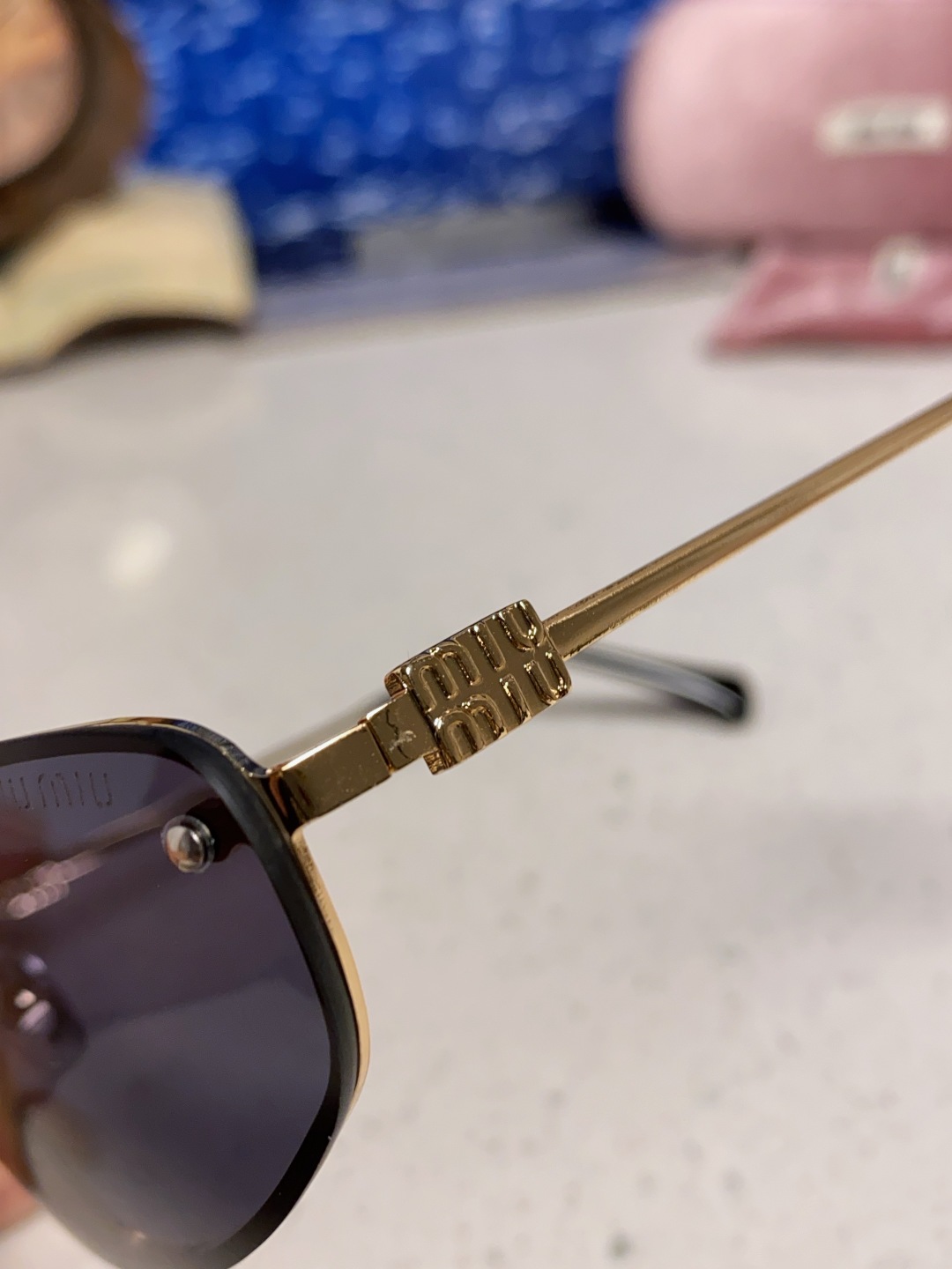  MIUMIU缪缪 2025新款欧美奢华女街拍弧形超轻太阳眼欧洲站网红旅游防紫外线墨镜 