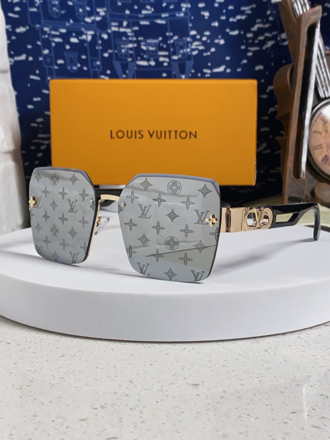 LouisVuitton路易威登 2025新款Lv墨镜图案镜腿镜面不规则金属倒半框方形切边镜时尚太阳镜