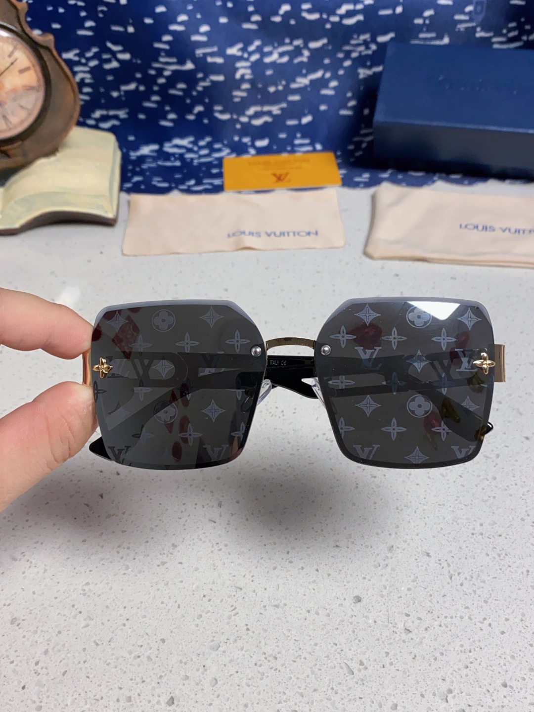 LouisVuitton路易威登 2025新款Lv墨镜图案镜腿镜面不规则金属倒半框方形切边镜时尚太阳镜
