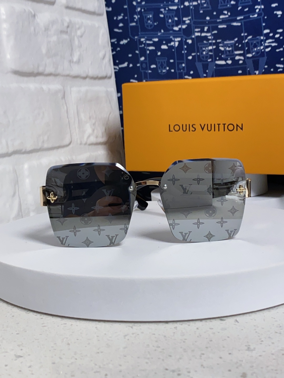 LouisVuitton路易威登 2025新款Lv墨镜图案镜腿镜面不规则金属倒半框方形切边镜时尚太阳镜