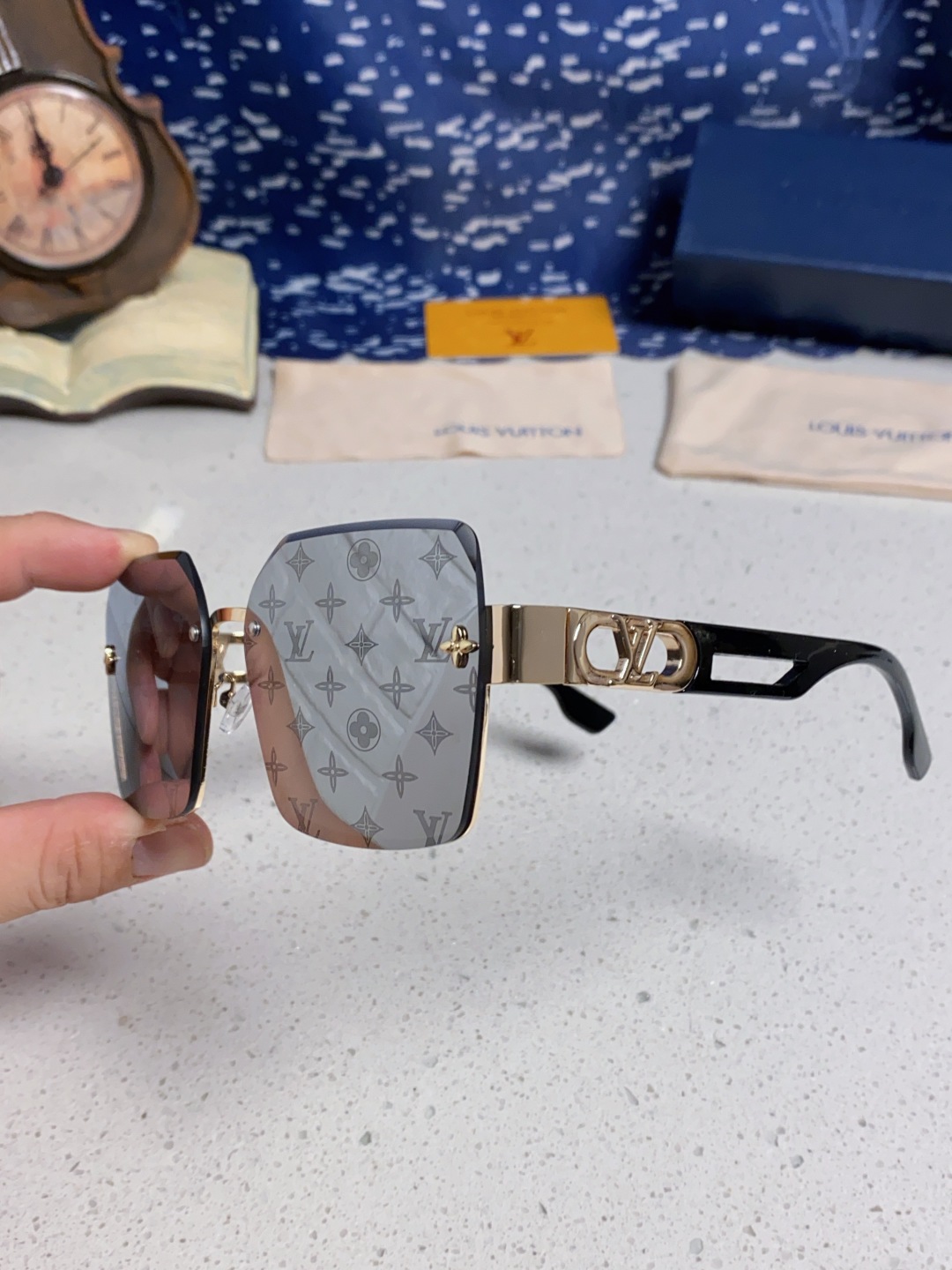 LouisVuitton路易威登 2025新款Lv墨镜图案镜腿镜面不规则金属倒半框方形切边镜时尚太阳镜