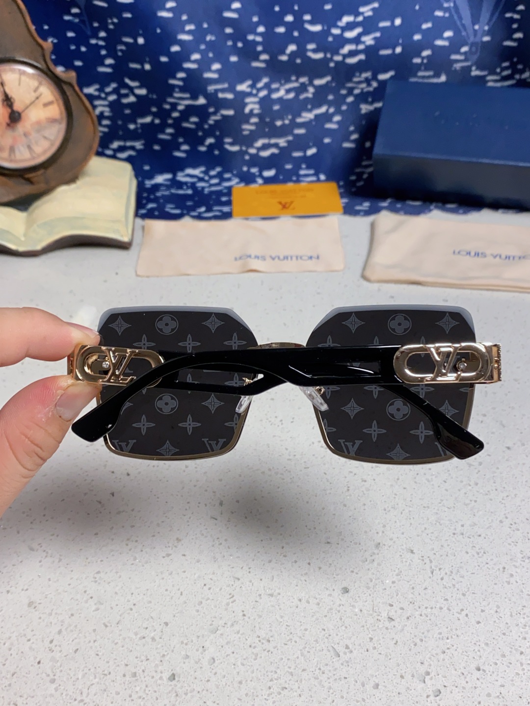 LouisVuitton路易威登 2025新款Lv墨镜图案镜腿镜面不规则金属倒半框方形切边镜时尚太阳镜