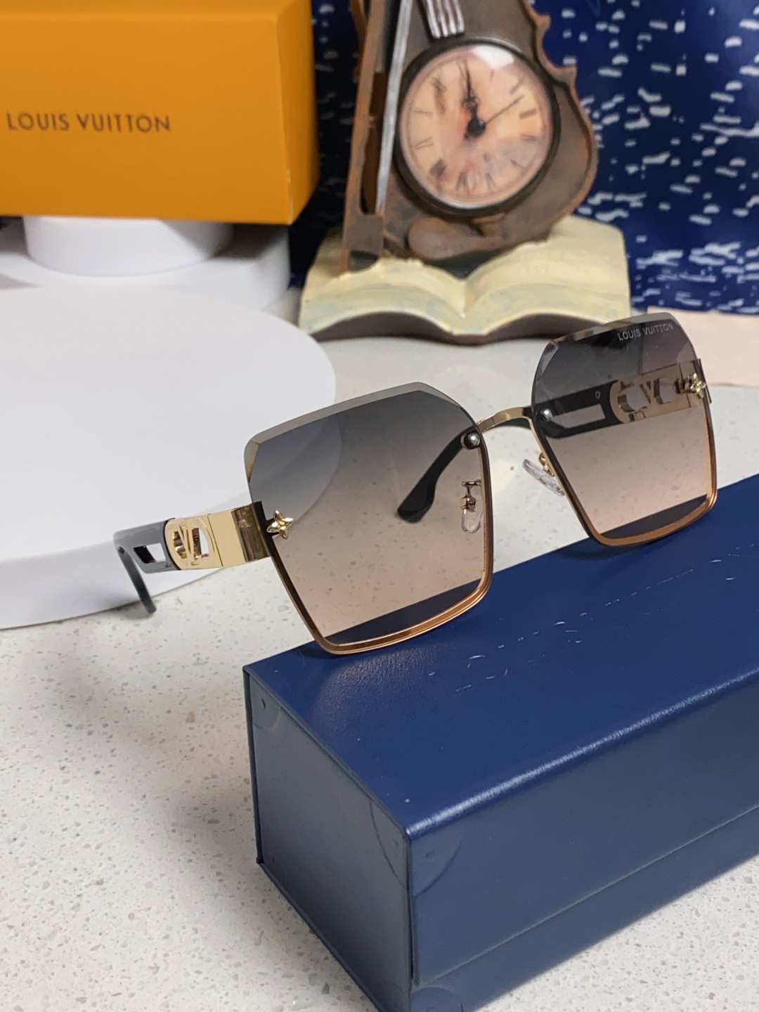 LouisVuitton路易威登 2025新款Lv墨镜图案镜腿镜面不规则金属倒半框方形切边镜时尚太阳镜