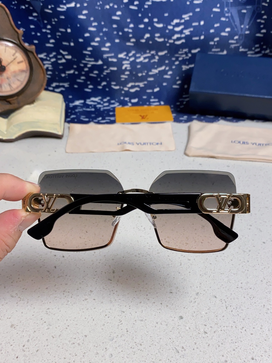 LouisVuitton路易威登 2025新款Lv墨镜图案镜腿镜面不规则金属倒半框方形切边镜时尚太阳镜