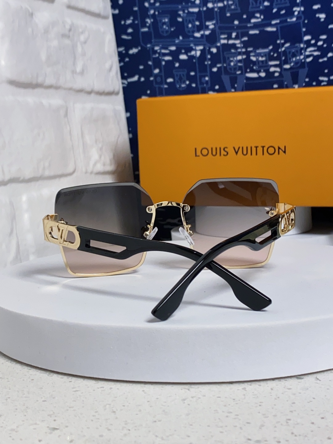 LouisVuitton路易威登 2025新款Lv墨镜图案镜腿镜面不规则金属倒半框方形切边镜时尚太阳镜