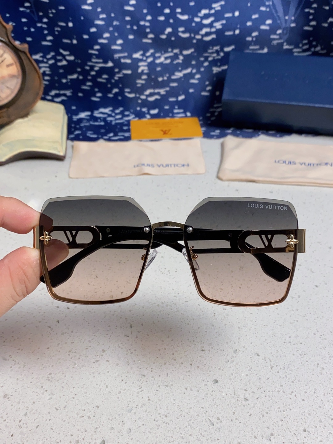 LouisVuitton路易威登 2025新款Lv墨镜图案镜腿镜面不规则金属倒半框方形切边镜时尚太阳镜