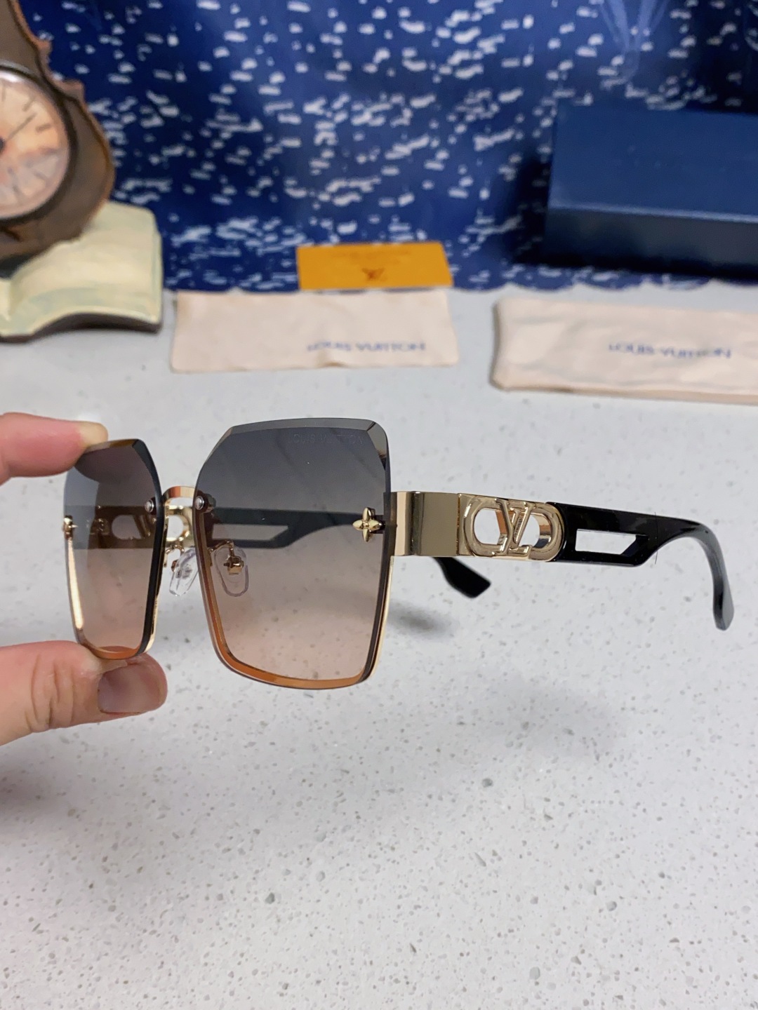 LouisVuitton路易威登 2025新款Lv墨镜图案镜腿镜面不规则金属倒半框方形切边镜时尚太阳镜