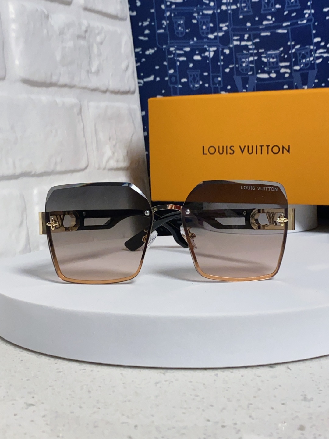 LouisVuitton路易威登 2025新款Lv墨镜图案镜腿镜面不规则金属倒半框方形切边镜时尚太阳镜