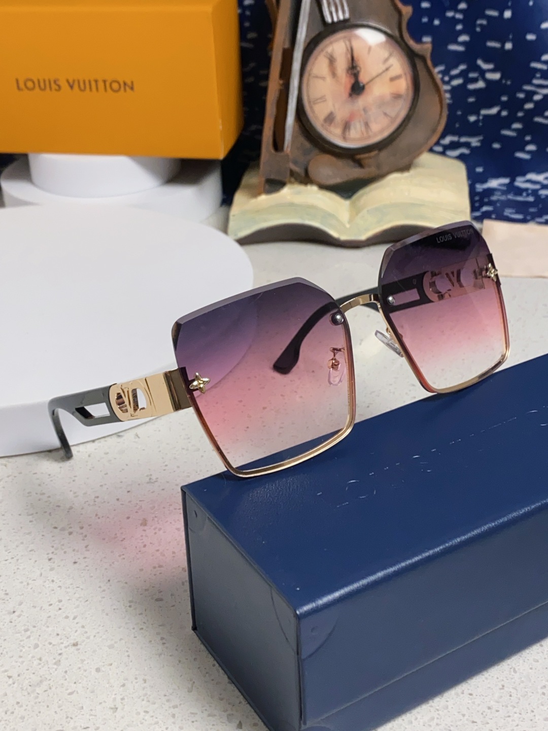LouisVuitton路易威登 2025新款Lv墨镜图案镜腿镜面不规则金属倒半框方形切边镜时尚太阳镜