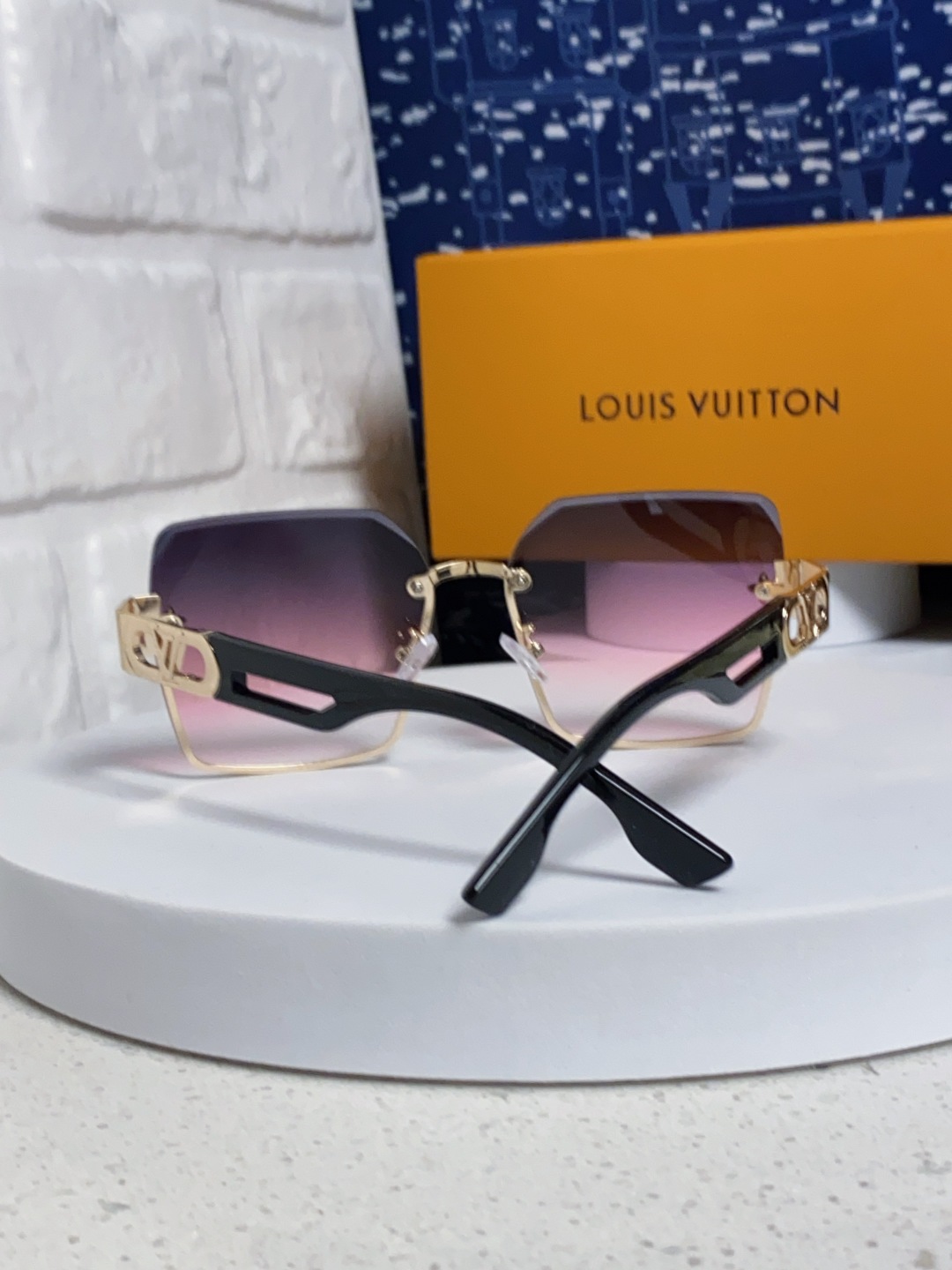 LouisVuitton路易威登 2025新款Lv墨镜图案镜腿镜面不规则金属倒半框方形切边镜时尚太阳镜