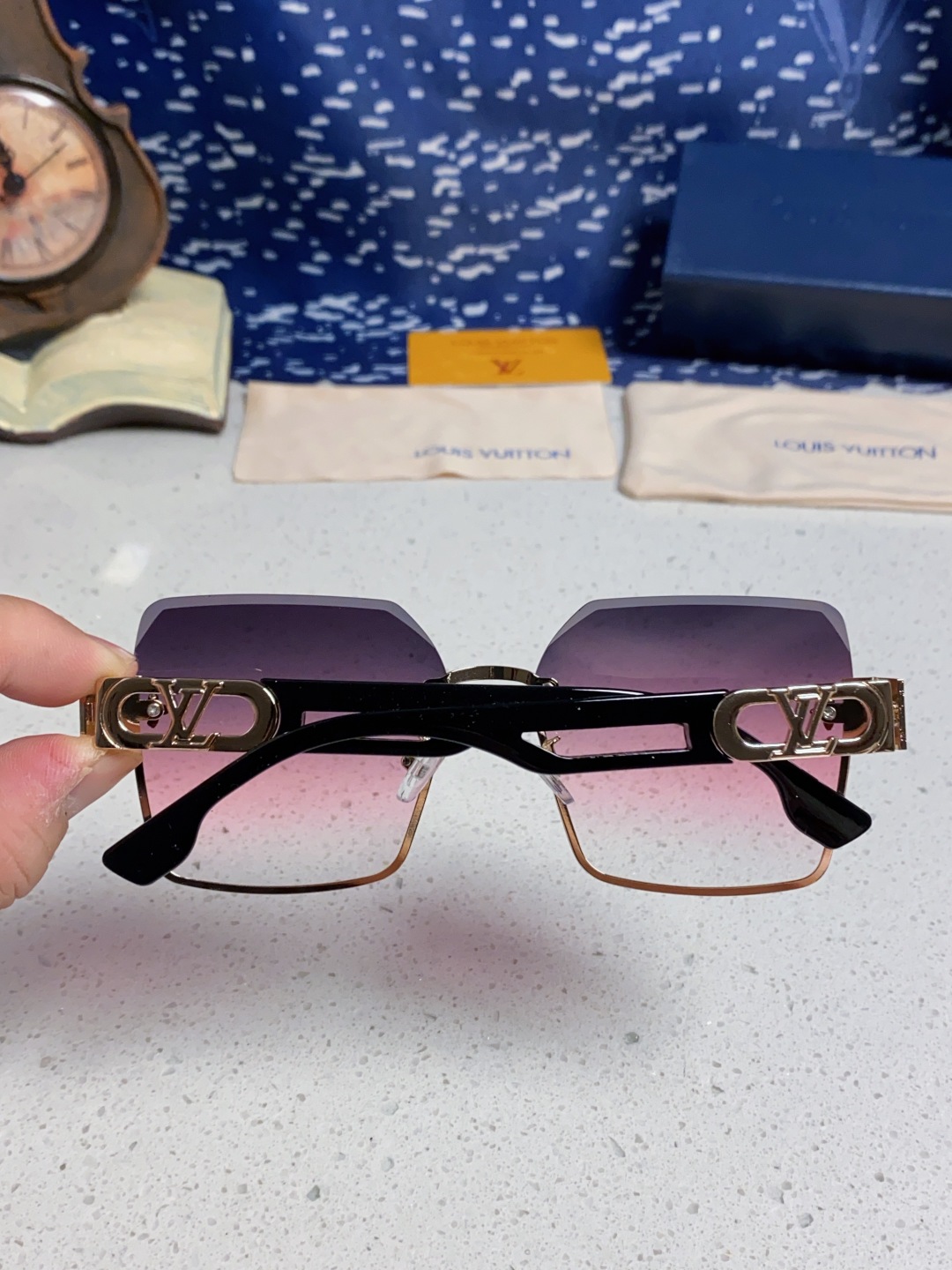 LouisVuitton路易威登 2025新款Lv墨镜图案镜腿镜面不规则金属倒半框方形切边镜时尚太阳镜