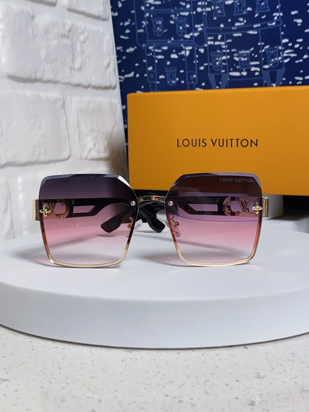 LouisVuitton路易威登 2025新款Lv墨镜图案镜腿镜面不规则金属倒半框方形切边镜时尚太阳镜