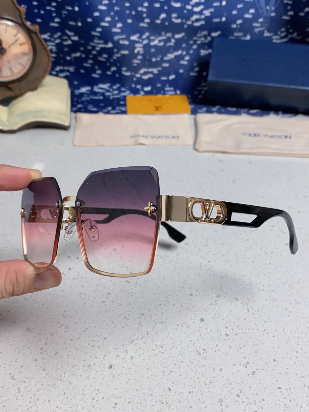 LouisVuitton路易威登 2025新款Lv墨镜图案镜腿镜面不规则金属倒半框方形切边镜时尚太阳镜