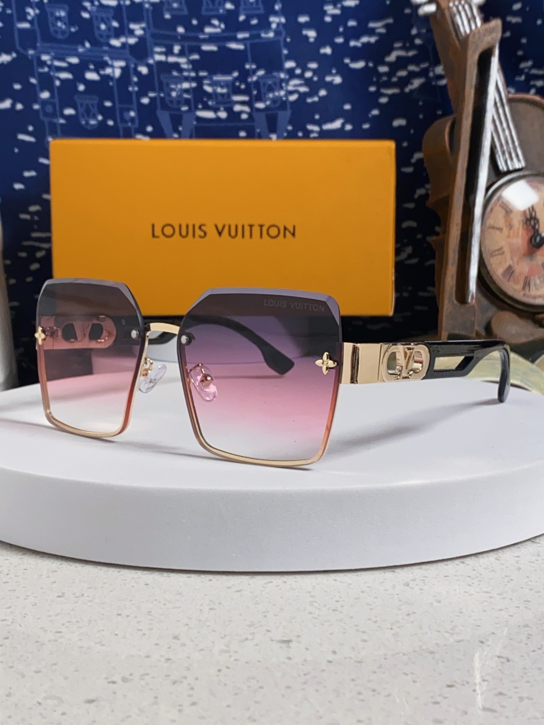 LouisVuitton路易威登 2025新款Lv墨镜图案镜腿镜面不规则金属倒半框方形切边镜时尚太阳镜