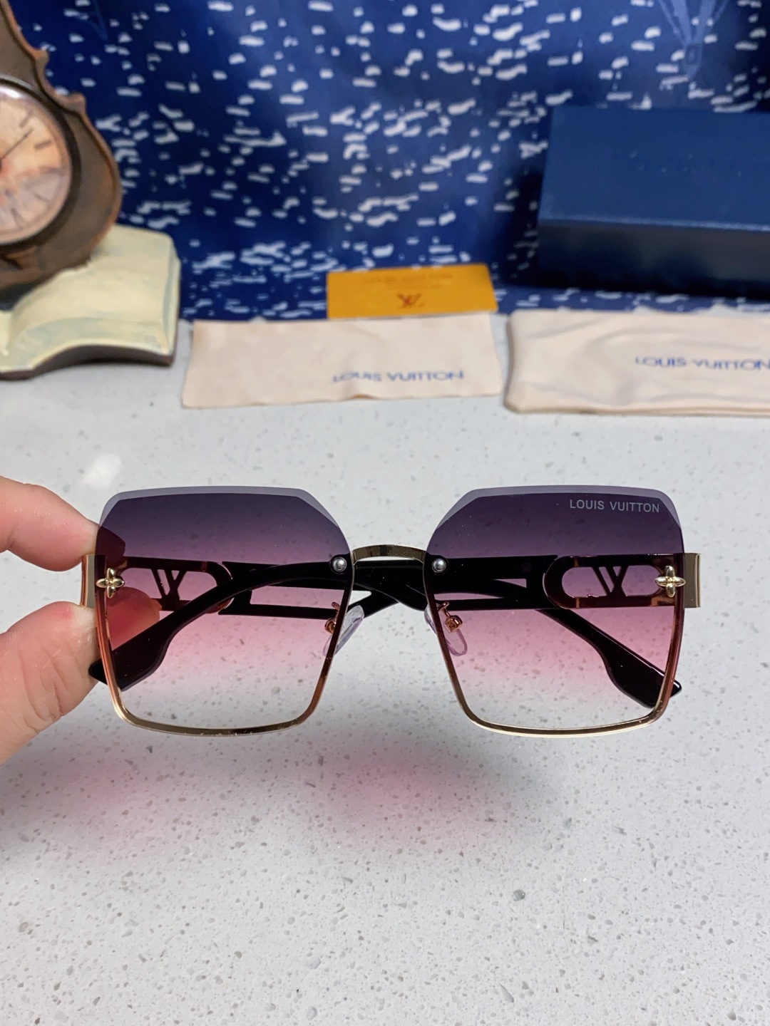 LouisVuitton路易威登 2025新款Lv墨镜图案镜腿镜面不规则金属倒半框方形切边镜时尚太阳镜