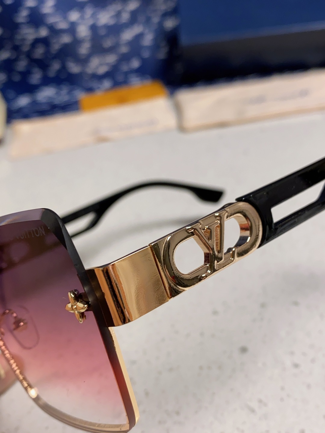 LouisVuitton路易威登 2025新款Lv墨镜图案镜腿镜面不规则金属倒半框方形切边镜时尚太阳镜