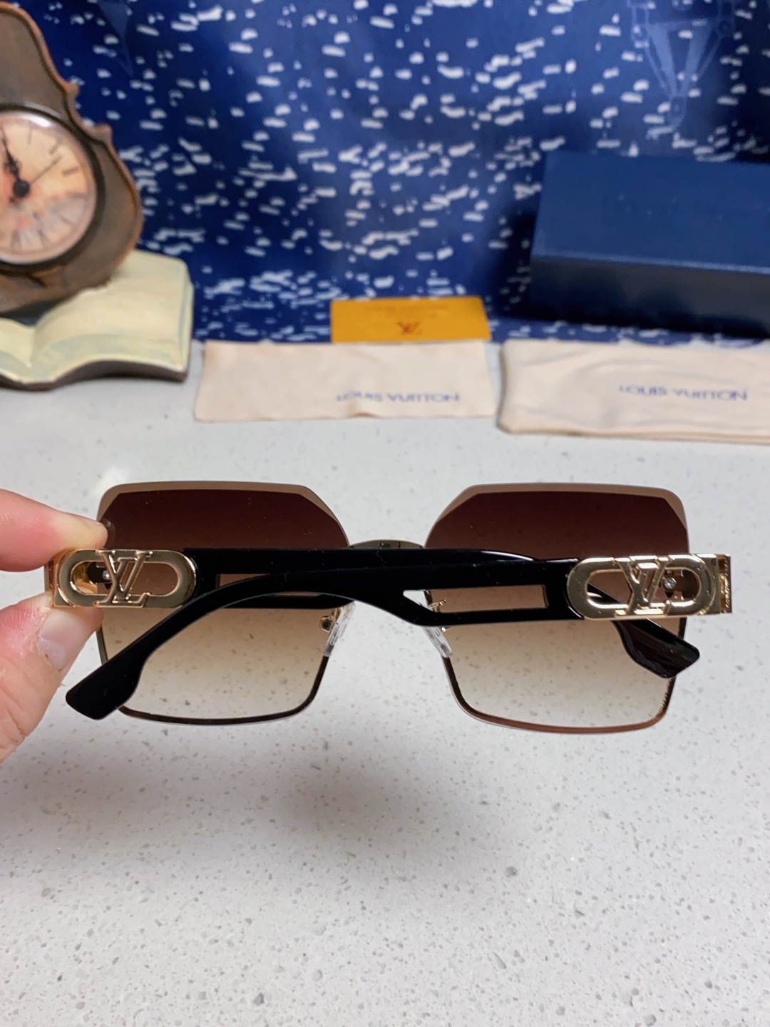 LouisVuitton路易威登 2025新款Lv墨镜图案镜腿镜面不规则金属倒半框方形切边镜时尚太阳镜