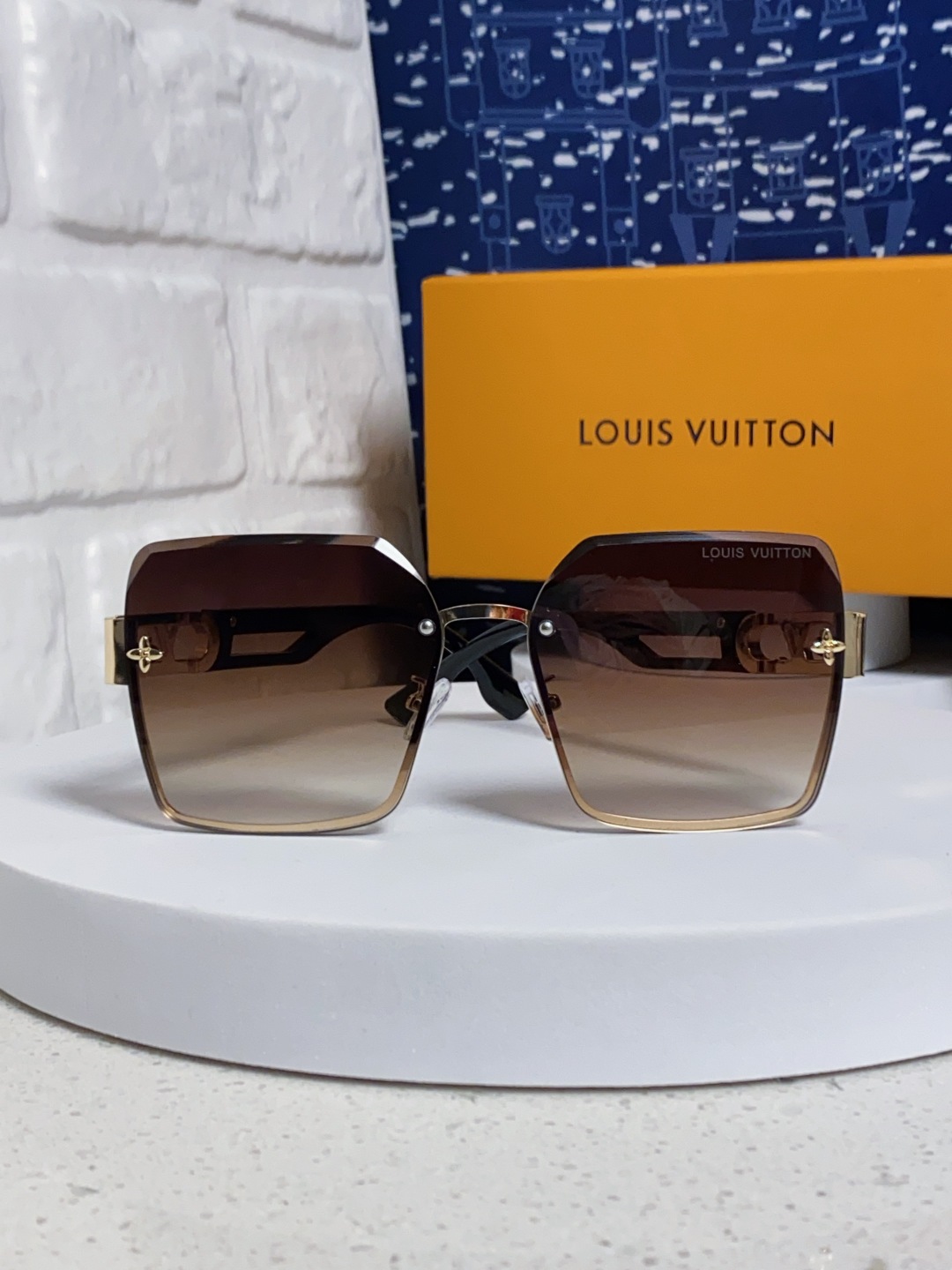 LouisVuitton路易威登 2025新款Lv墨镜图案镜腿镜面不规则金属倒半框方形切边镜时尚太阳镜