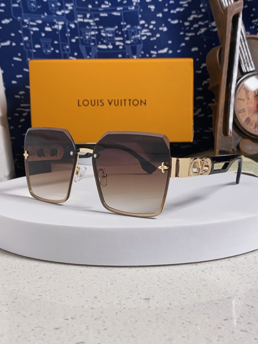 LouisVuitton路易威登 2025新款Lv墨镜图案镜腿镜面不规则金属倒半框方形切边镜时尚太阳镜