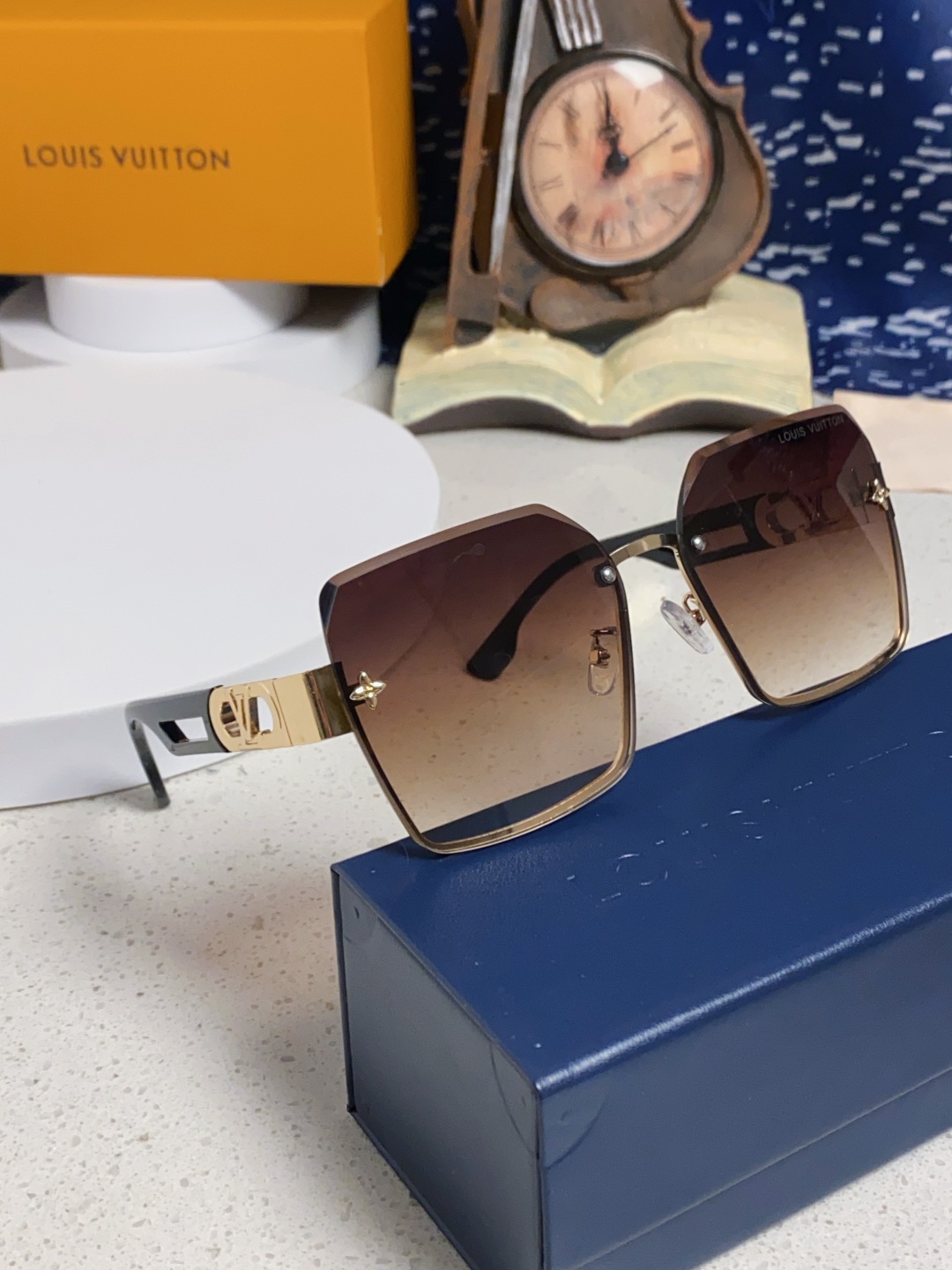 LouisVuitton路易威登 2025新款Lv墨镜图案镜腿镜面不规则金属倒半框方形切边镜时尚太阳镜