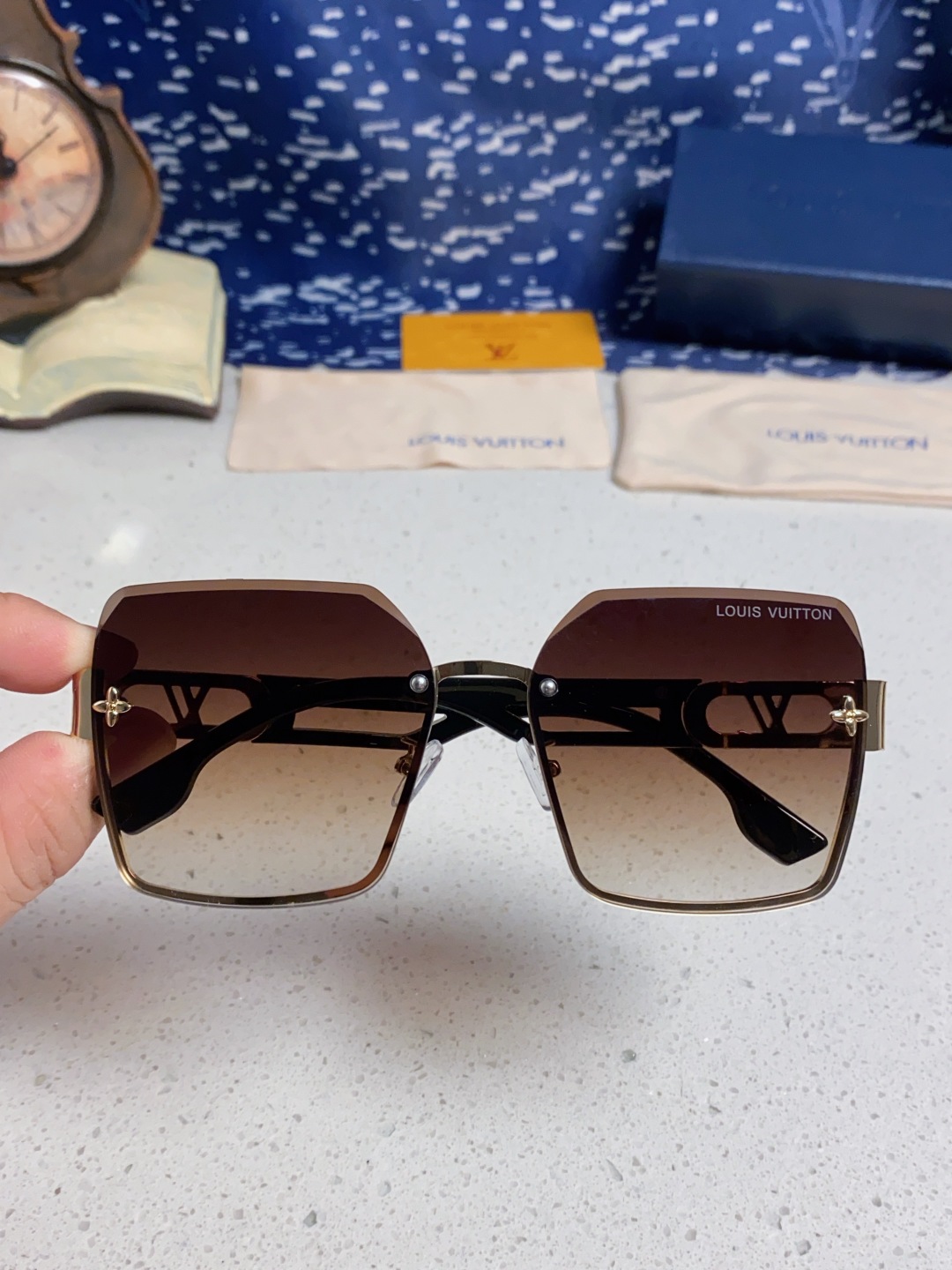 LouisVuitton路易威登 2025新款Lv墨镜图案镜腿镜面不规则金属倒半框方形切边镜时尚太阳镜
