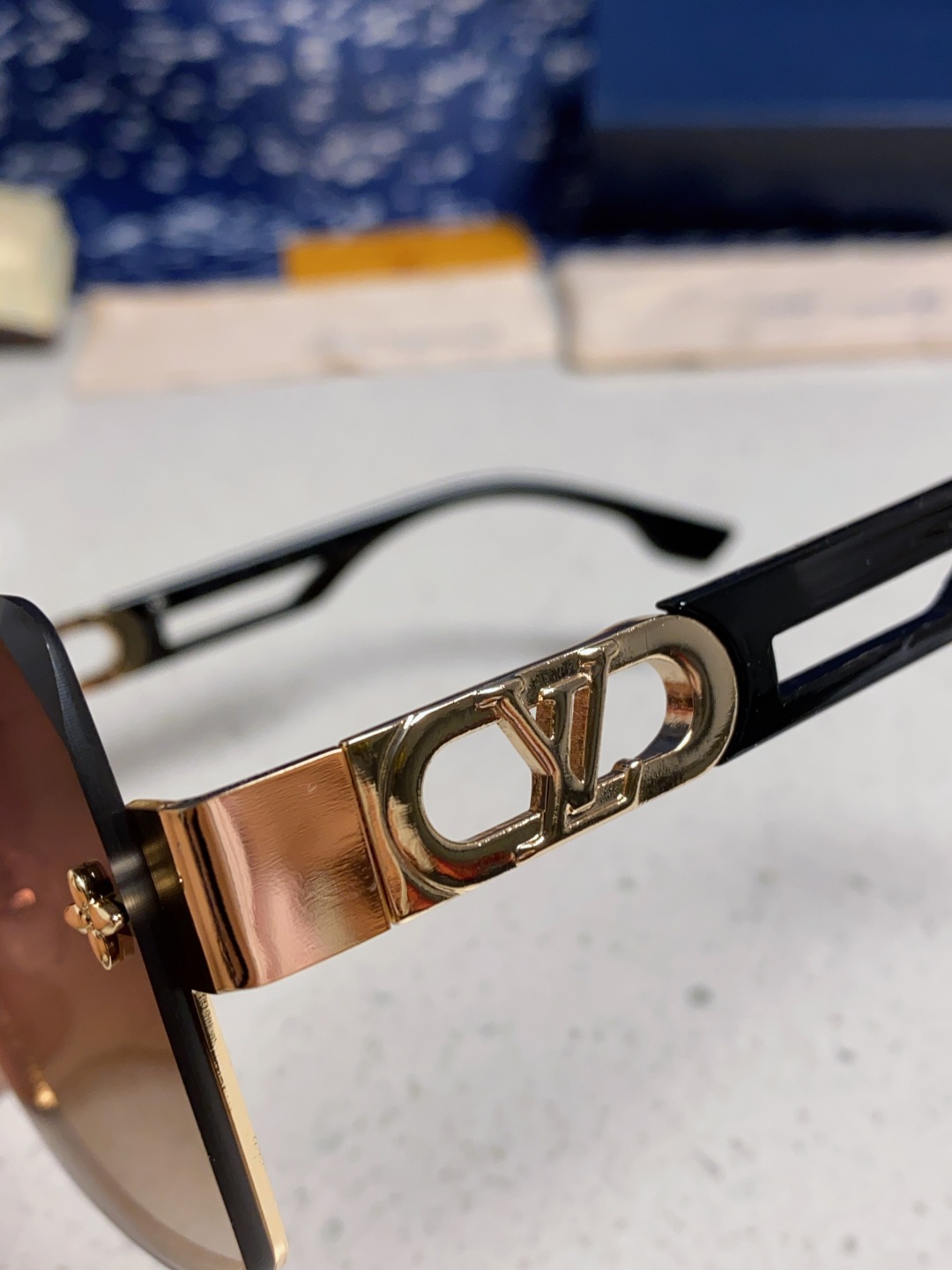 LouisVuitton路易威登 2025新款Lv墨镜图案镜腿镜面不规则金属倒半框方形切边镜时尚太阳镜