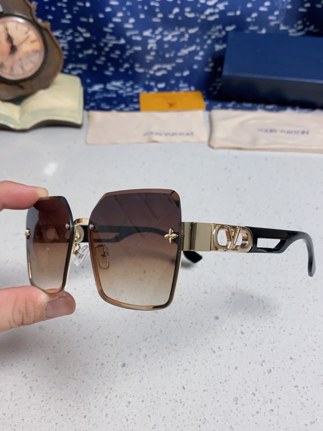 LouisVuitton路易威登 2025新款Lv墨镜图案镜腿镜面不规则金属倒半框方形切边镜时尚太阳镜