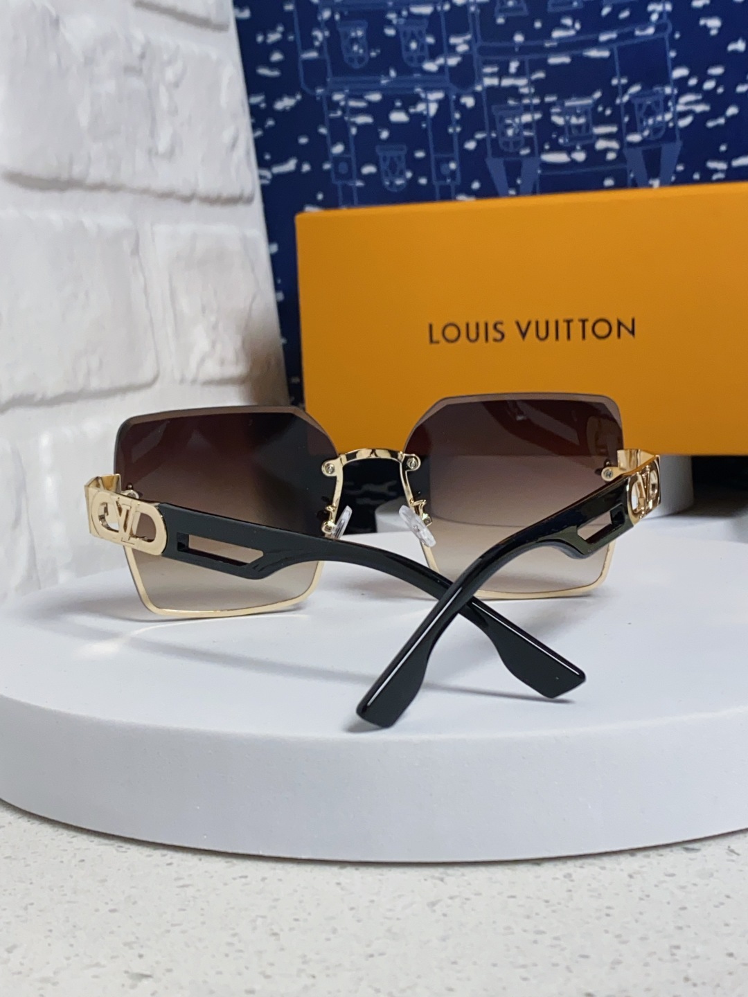 LouisVuitton路易威登 2025新款Lv墨镜图案镜腿镜面不规则金属倒半框方形切边镜时尚太阳镜