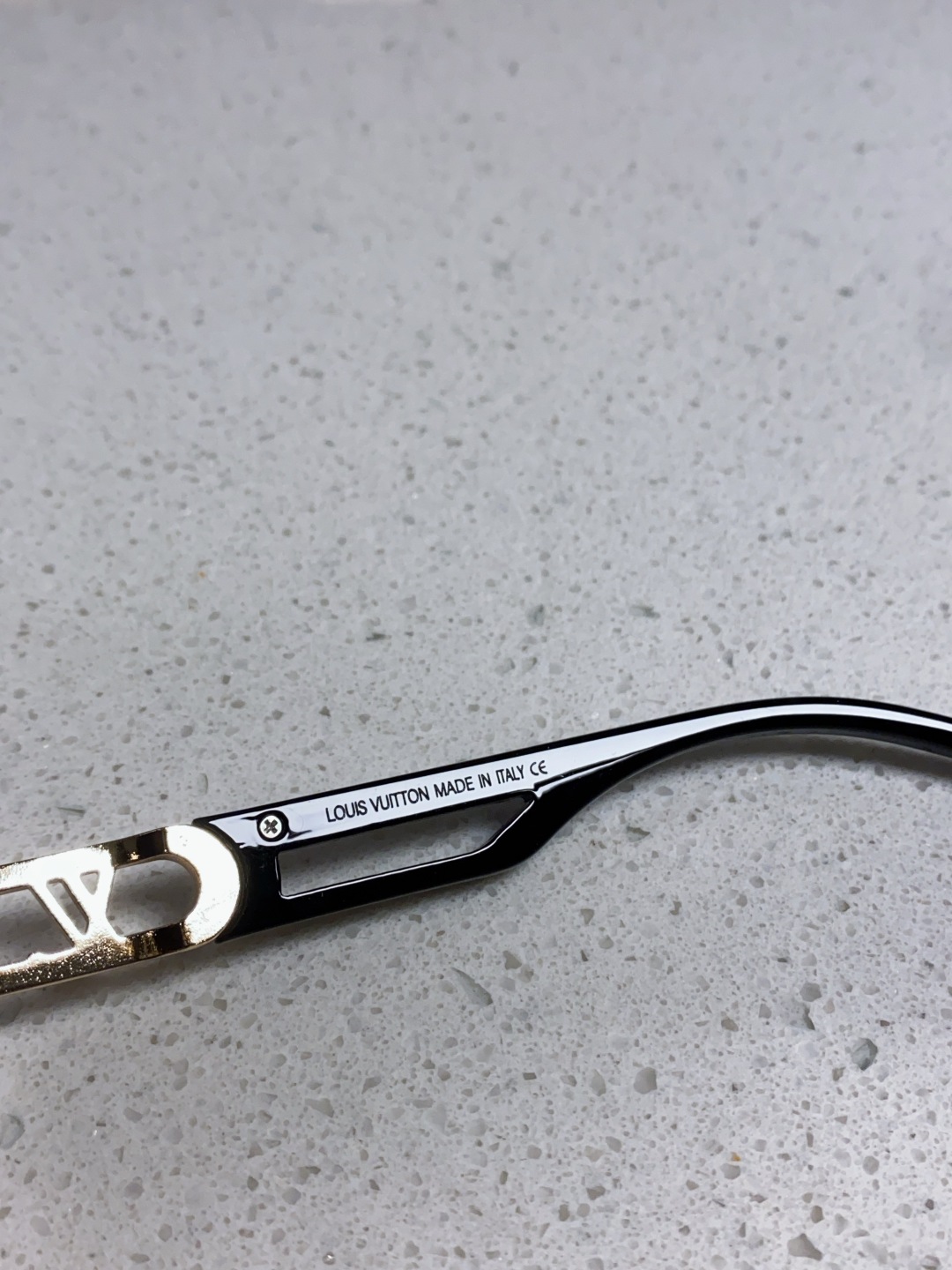 LouisVuitton路易威登 2025新款Lv墨镜图案镜腿镜面不规则金属倒半框方形切边镜时尚太阳镜