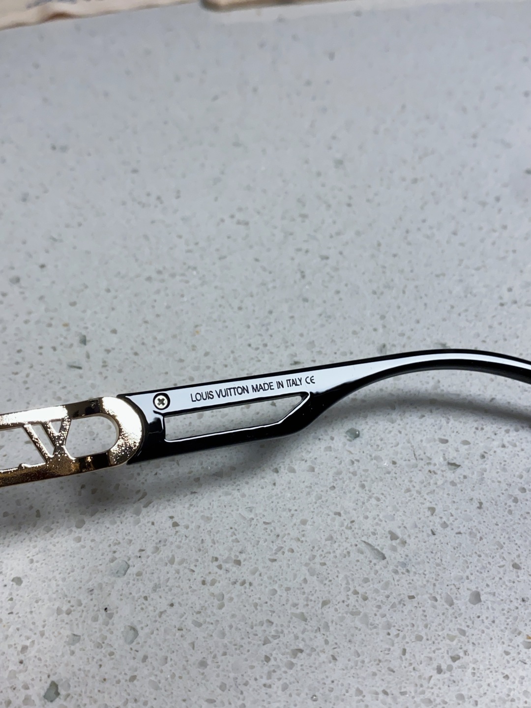 LouisVuitton路易威登 2025新款Lv墨镜图案镜腿镜面不规则金属倒半框方形切边镜时尚太阳镜