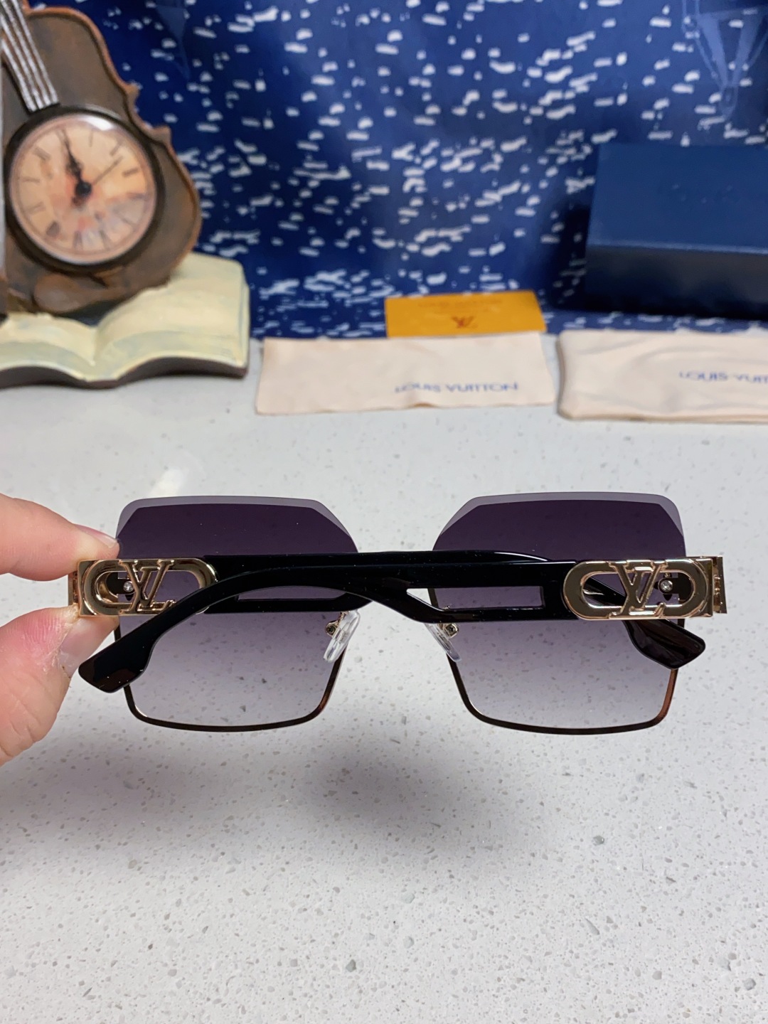 LouisVuitton路易威登 2025新款Lv墨镜图案镜腿镜面不规则金属倒半框方形切边镜时尚太阳镜