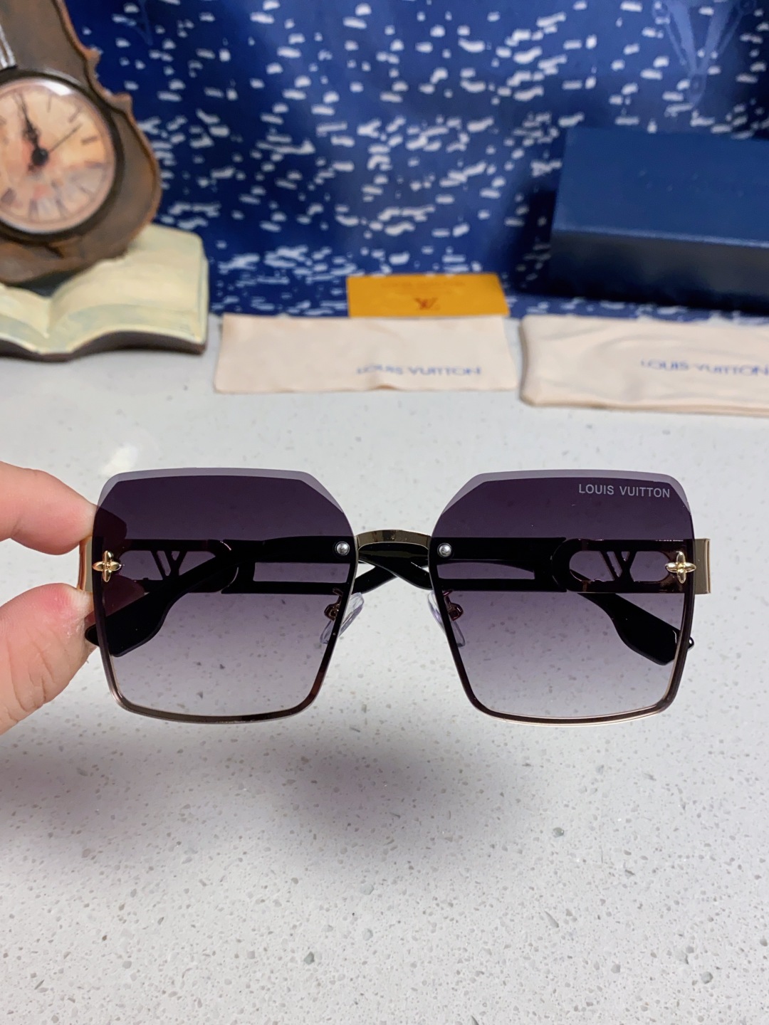 LouisVuitton路易威登 2025新款Lv墨镜图案镜腿镜面不规则金属倒半框方形切边镜时尚太阳镜